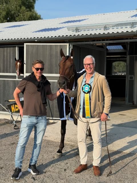 Handfullofdollar 💸🥇 Glada ägare på plats i Halmstad ✌️skötare Camilla ⭐️ mattiasdjuse.se