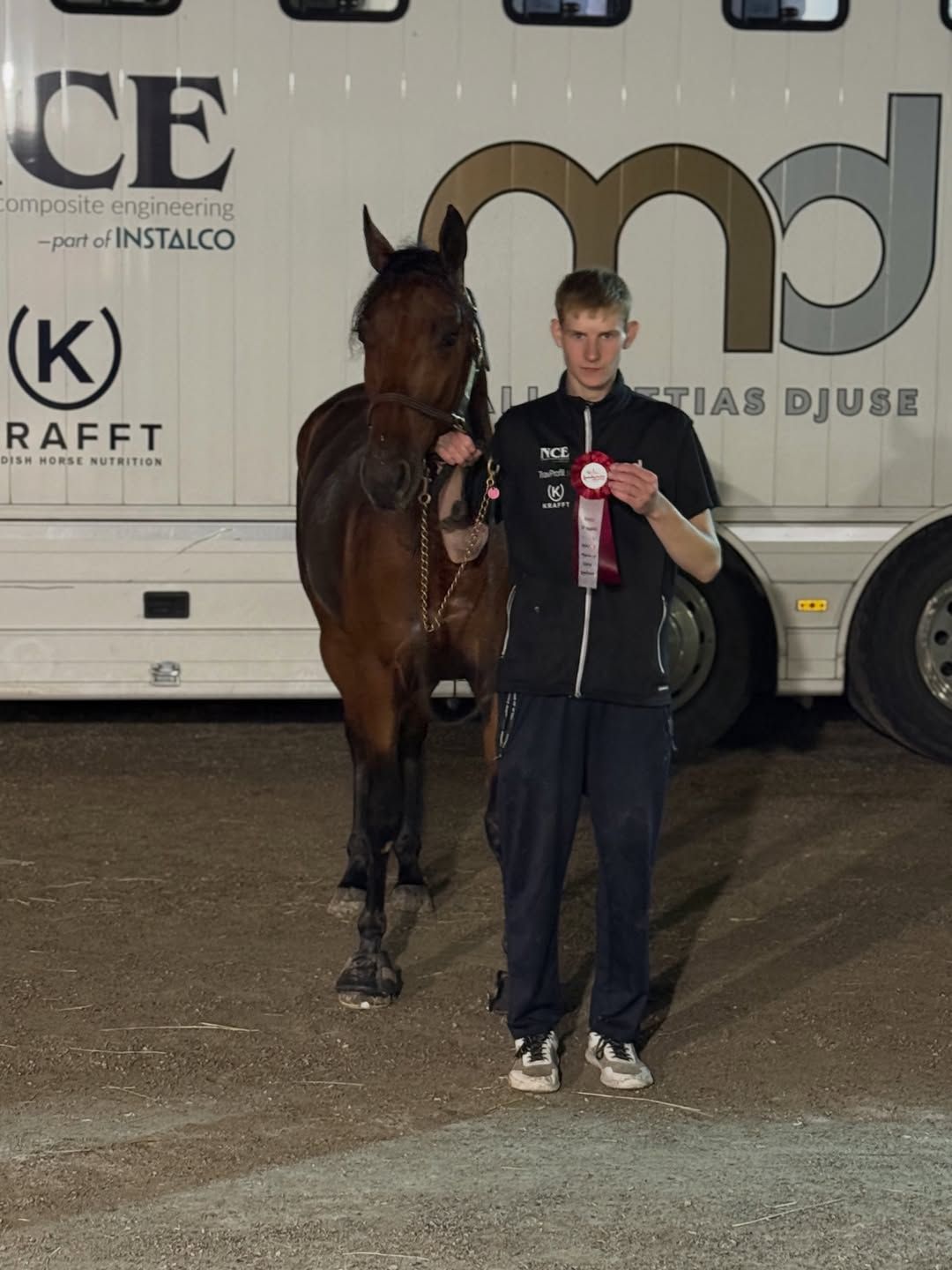 Iron Dice tar sin första seger i livet på Sundbyholmstravet 🥇💐 skötare Arnold 👏 mattiasdjuse.se