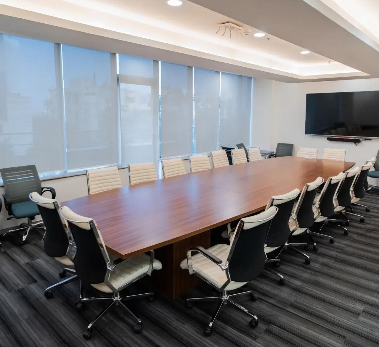 Office Space for Remote Teams: Blending Collaboration and Flexibility