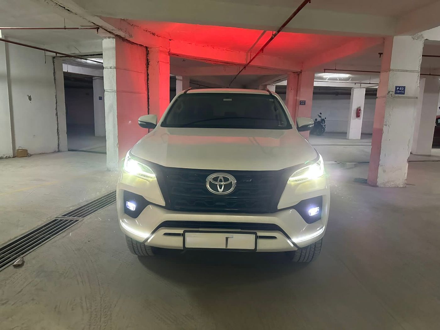 Toyota Fortuner (AT) — premium SUV, photo 2