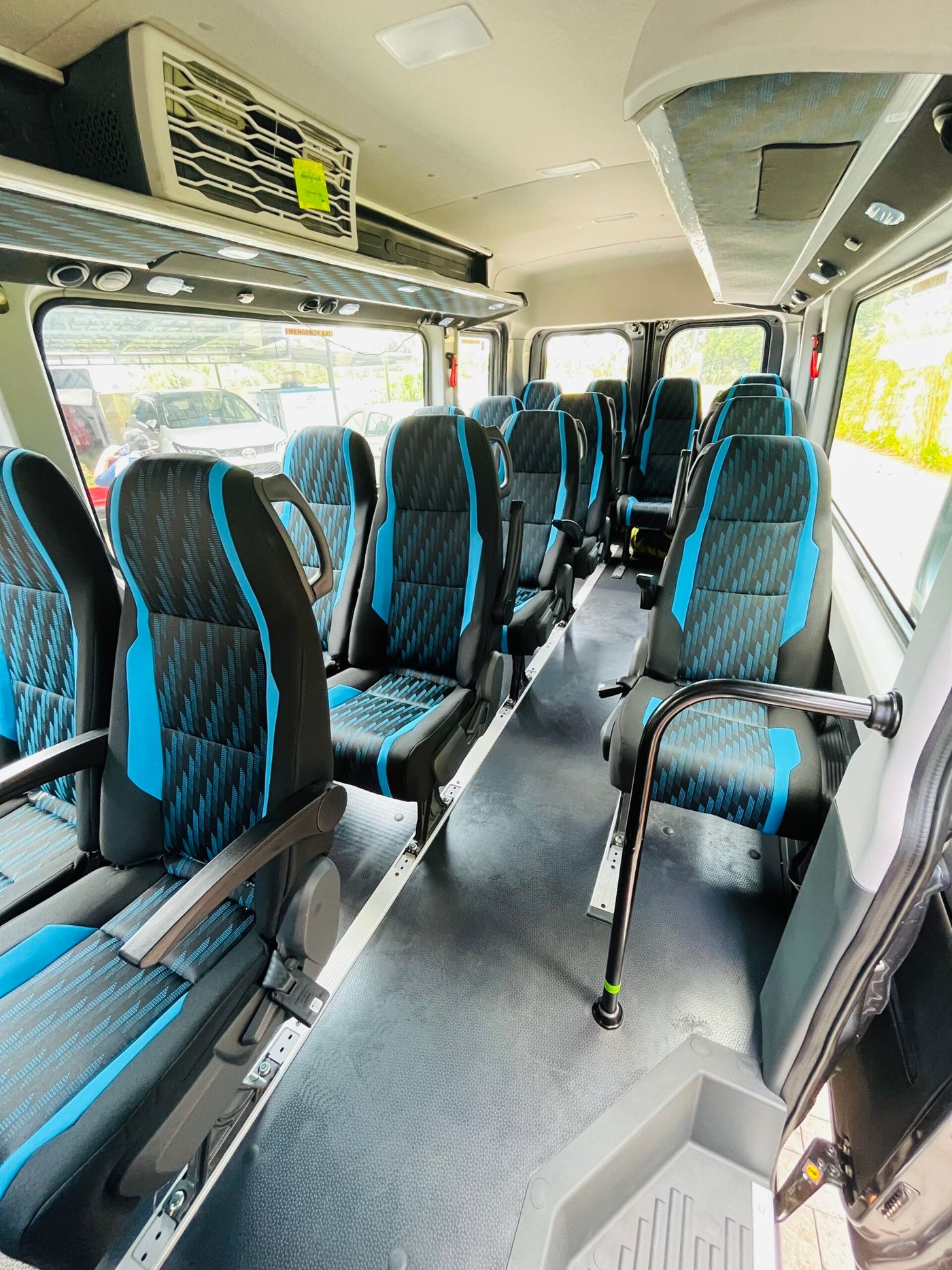 Force Urbania 17STR — premium van, photo 3
