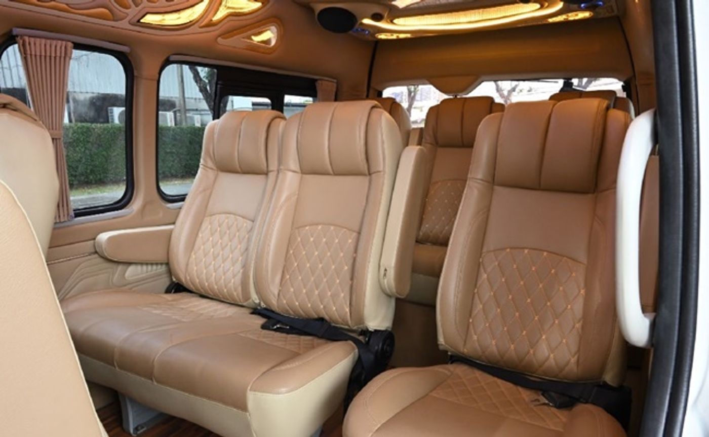 Toyota Hiace 10STR — luxury van, photo 3