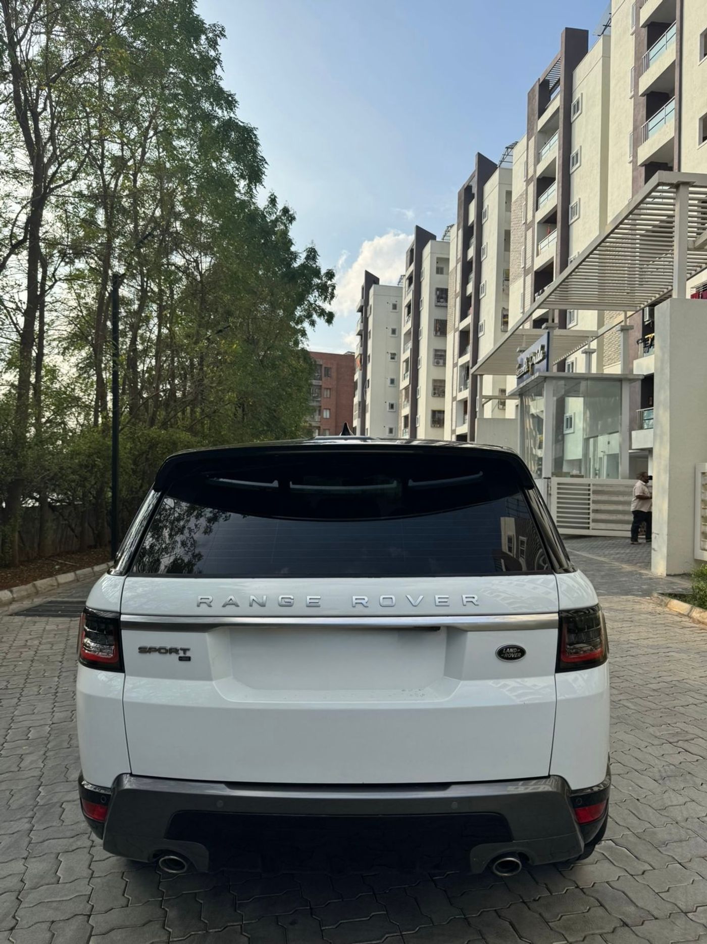 Range Rover Sport HSE — luxury SUV, photo 3