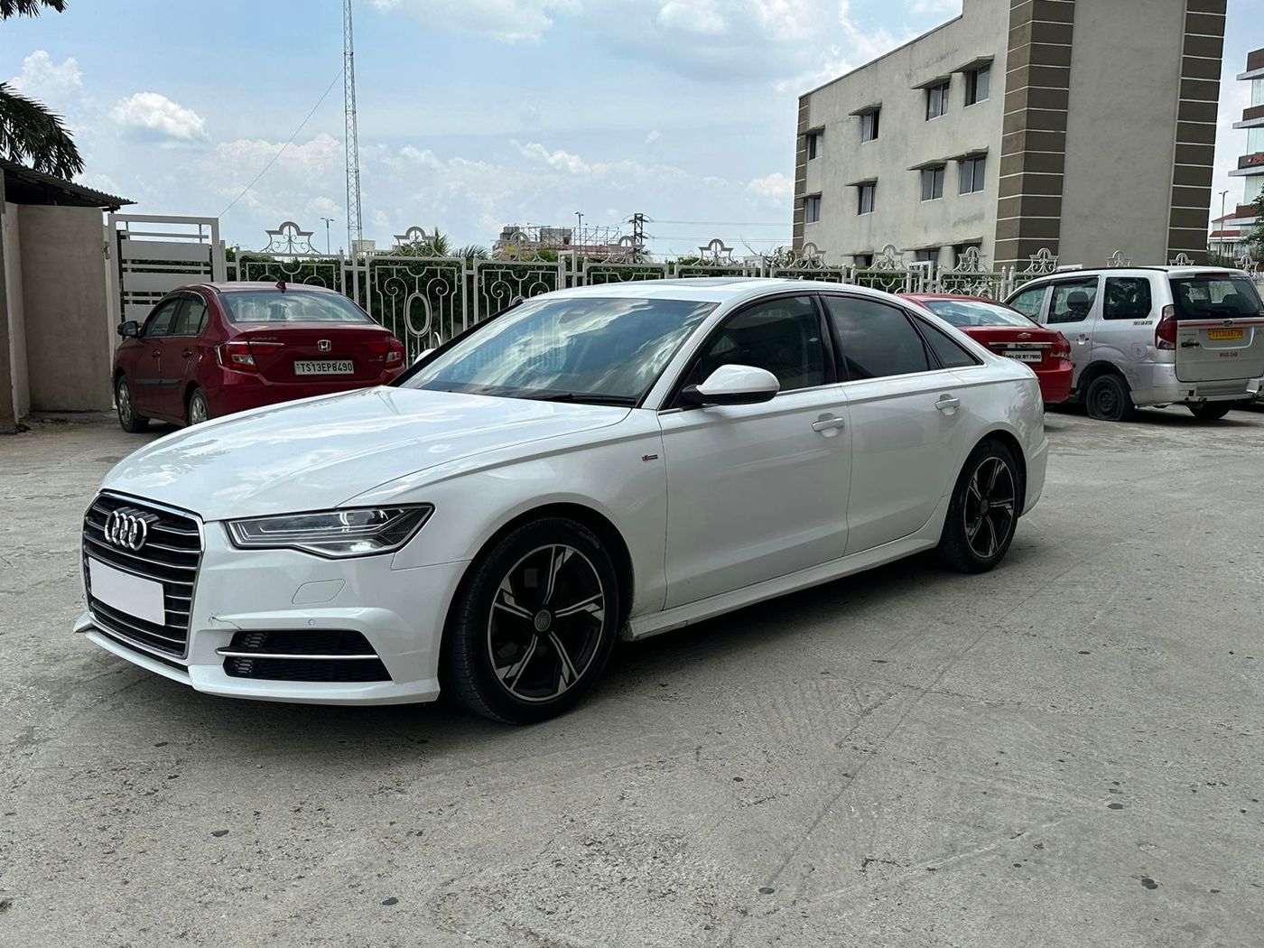 Audi A6 Matrix — luxury sedan, photo 2