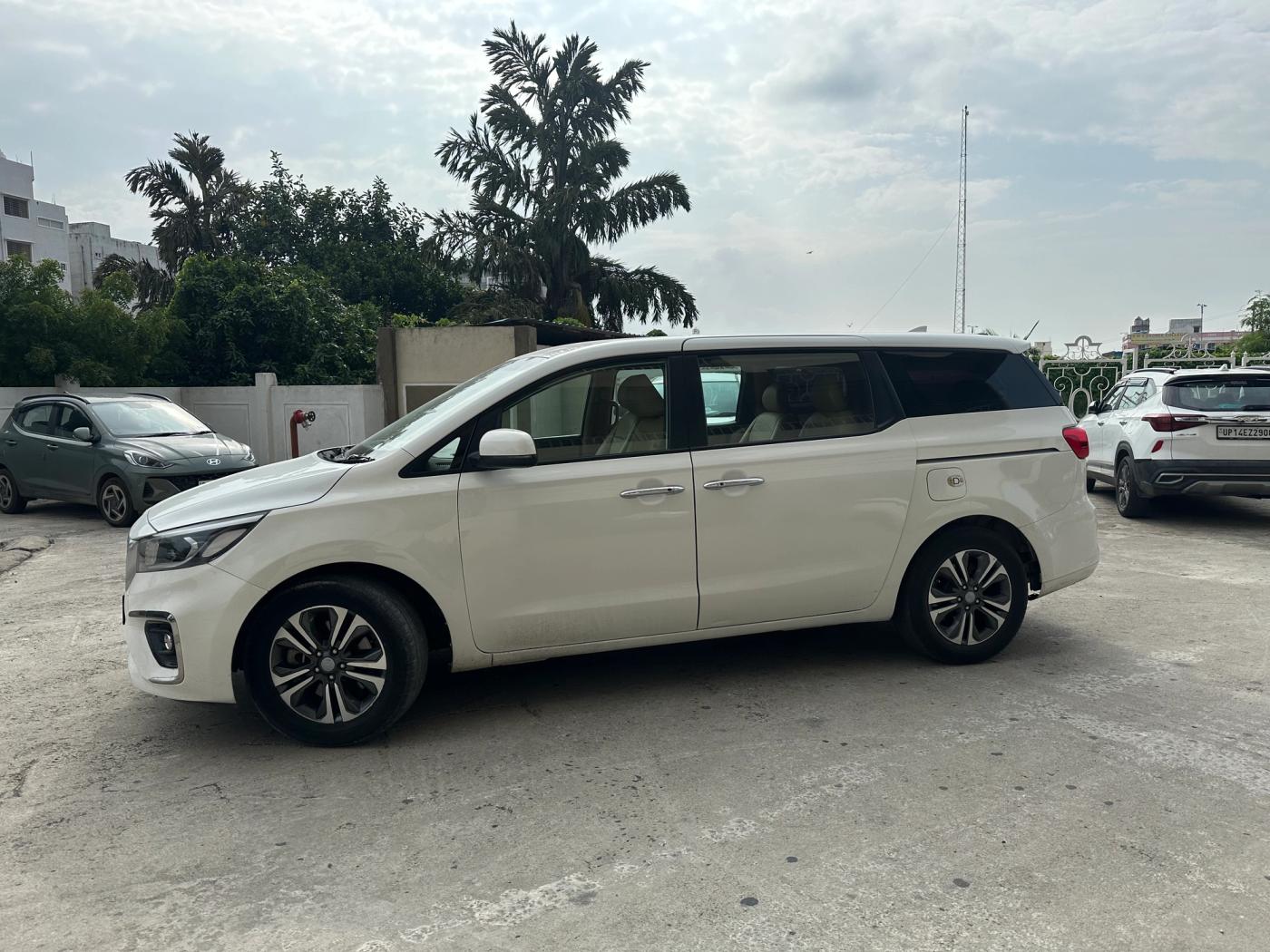 Kia Carnival (AT) — premium MPV, photo 3