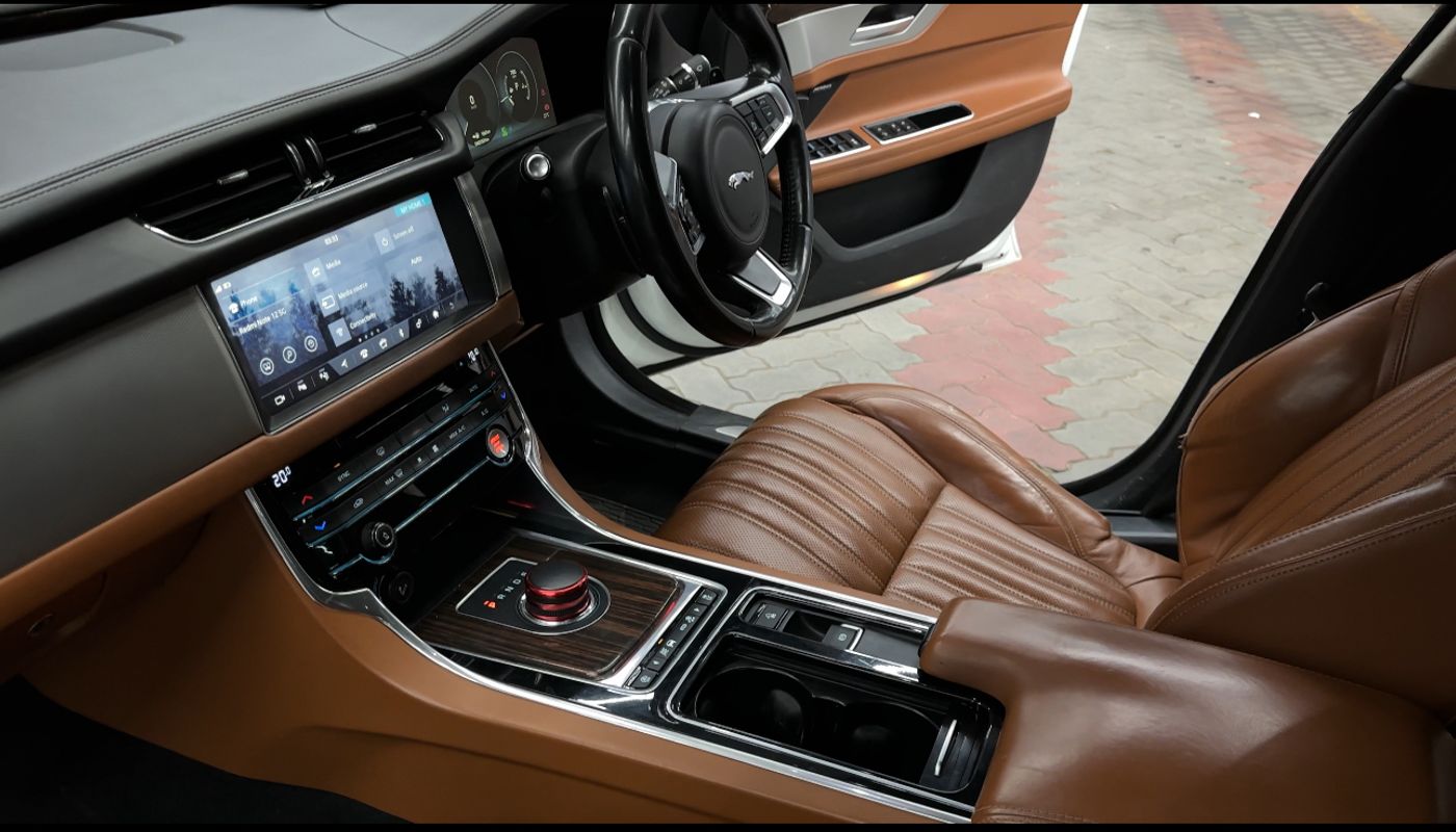 Jaguar XF — premium sedan, photo 3