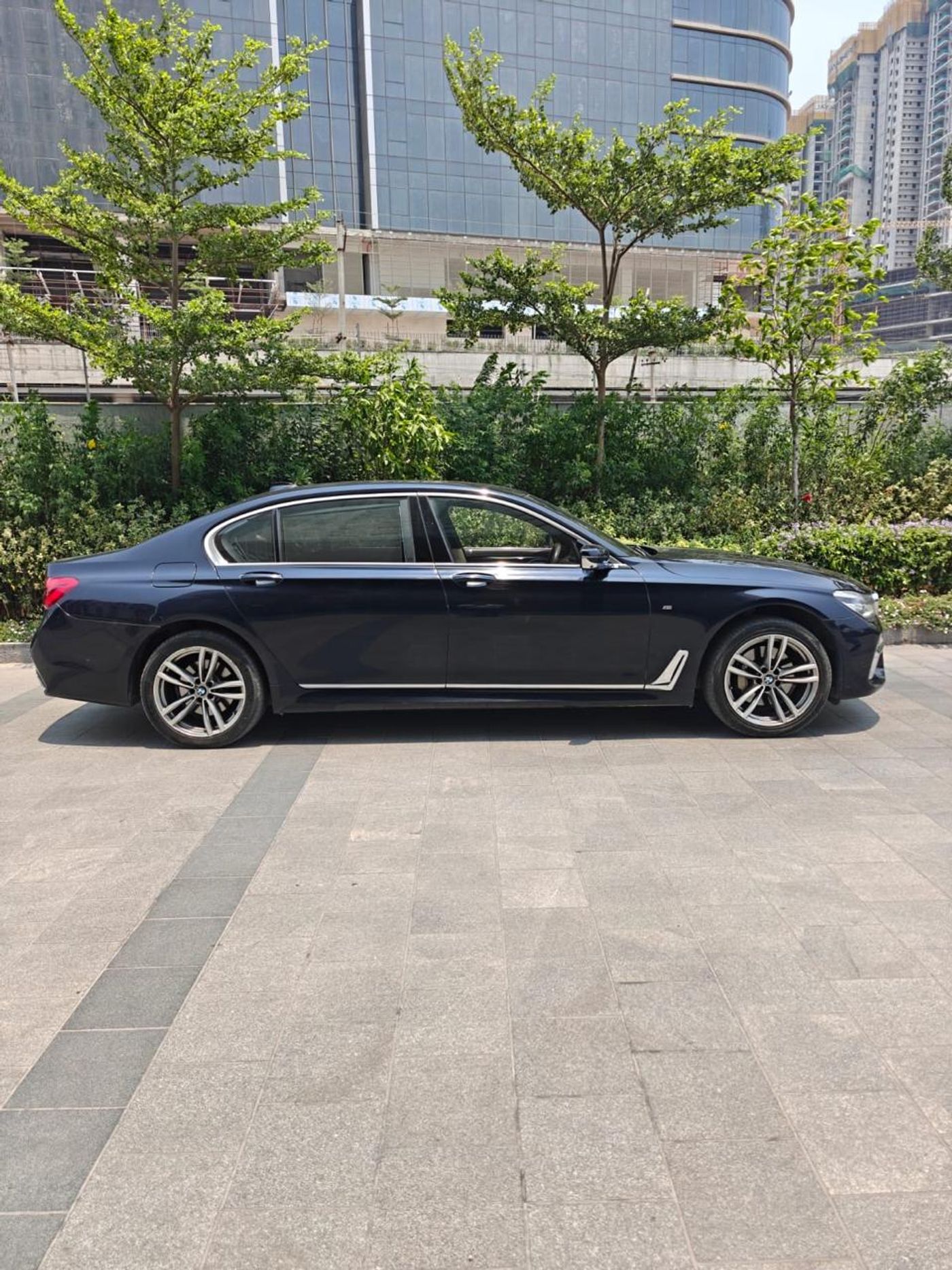 Bmw 740Li M-Sport (G12) — luxury sedan, photo 2