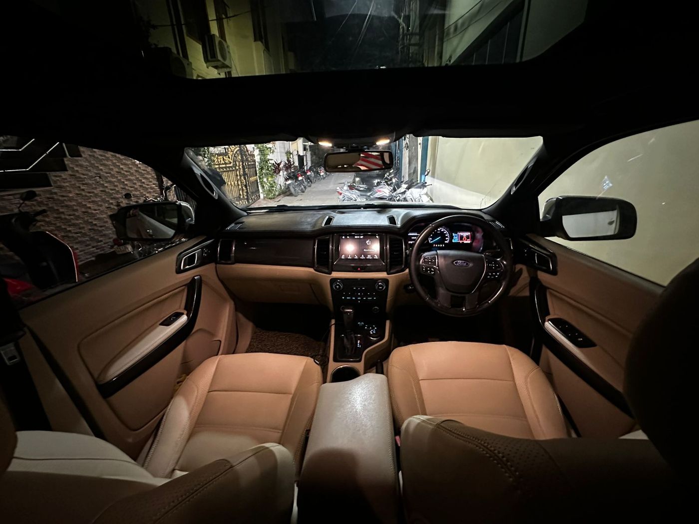 Ford Endeavour (AT) — premium SUV, photo 2