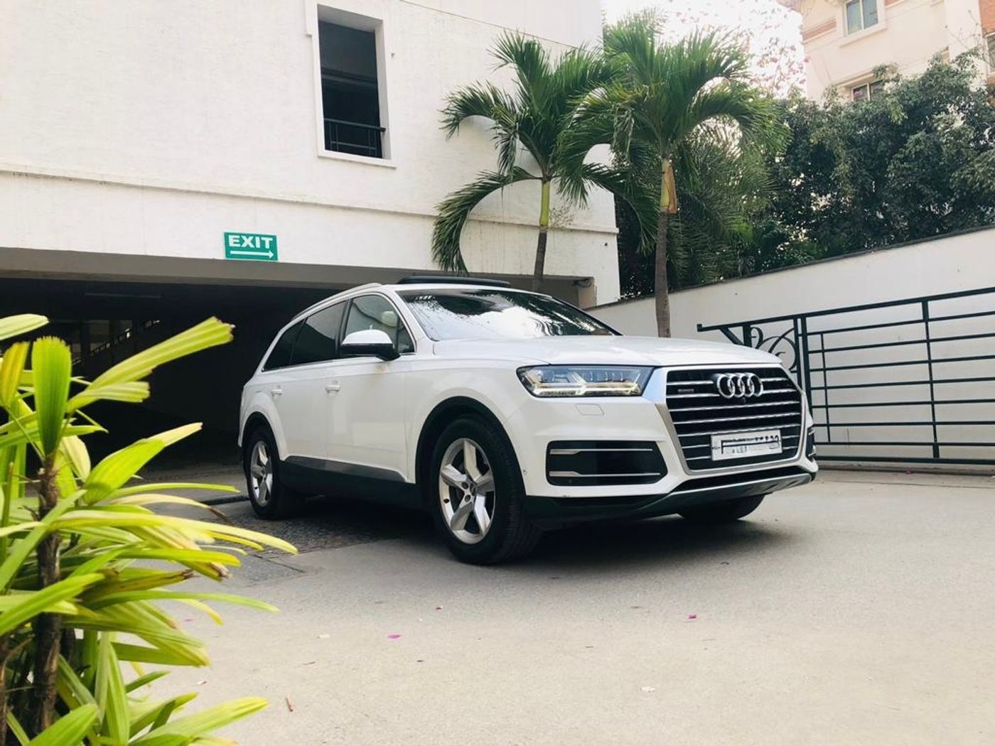 Audi Q7  — luxury SUV, photo 2