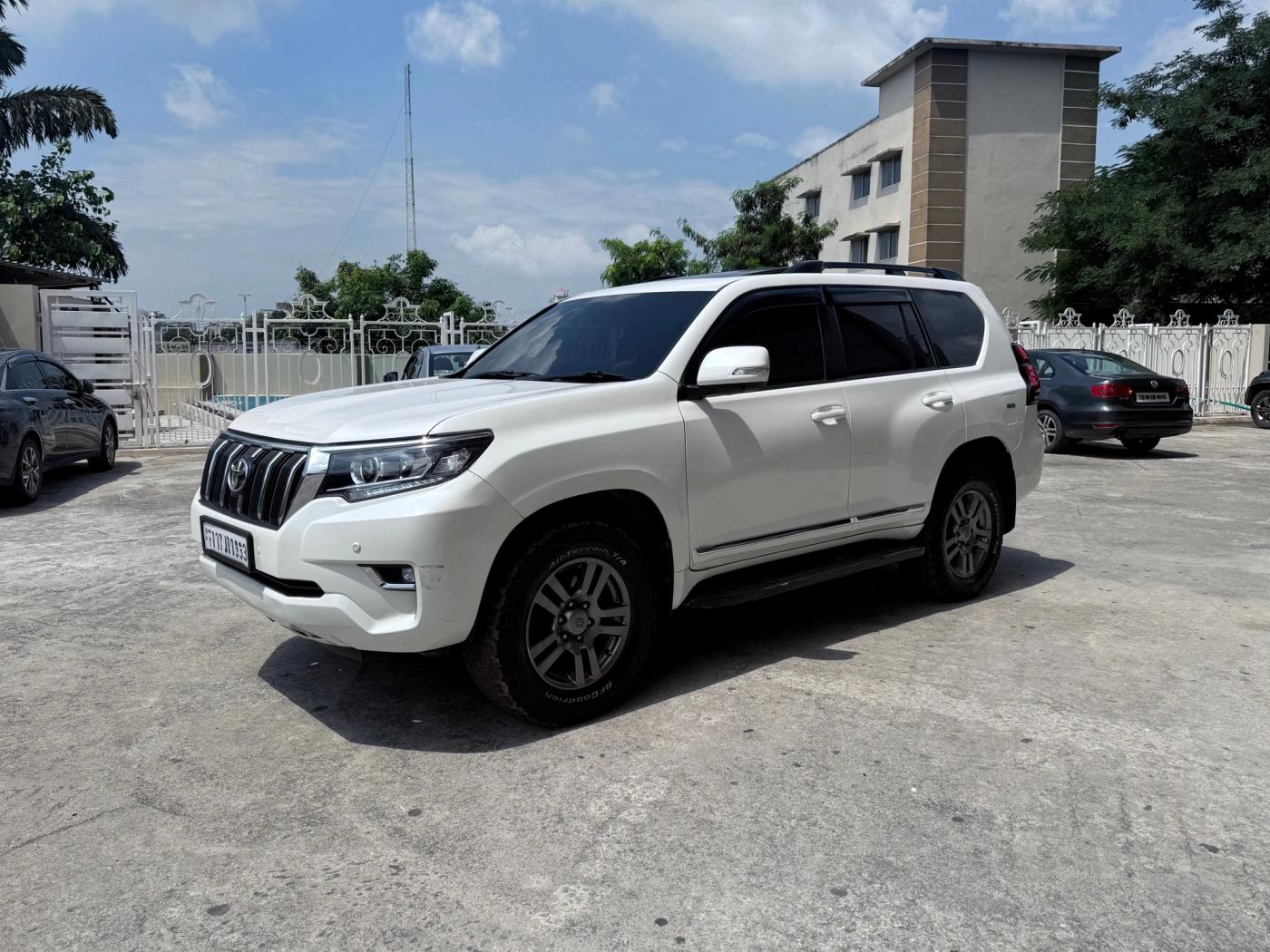 Land Cruiser Prado (J150) — luxury SUV, photo 2
