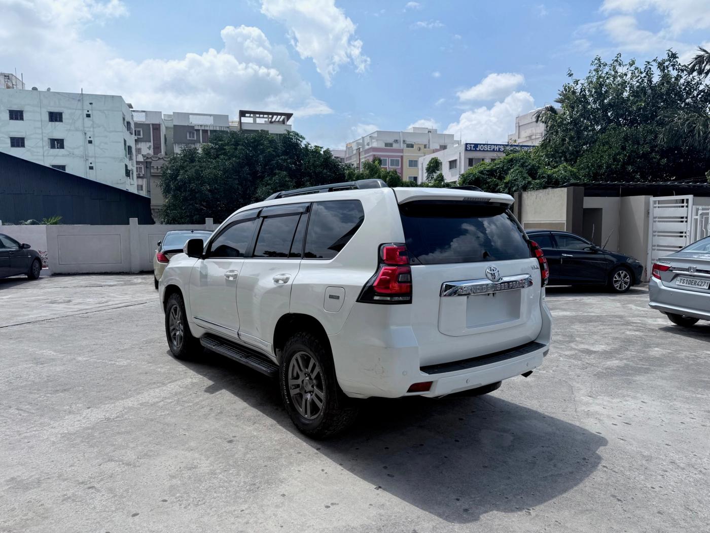 Land Cruiser Prado (J150) — luxury SUV, photo 3