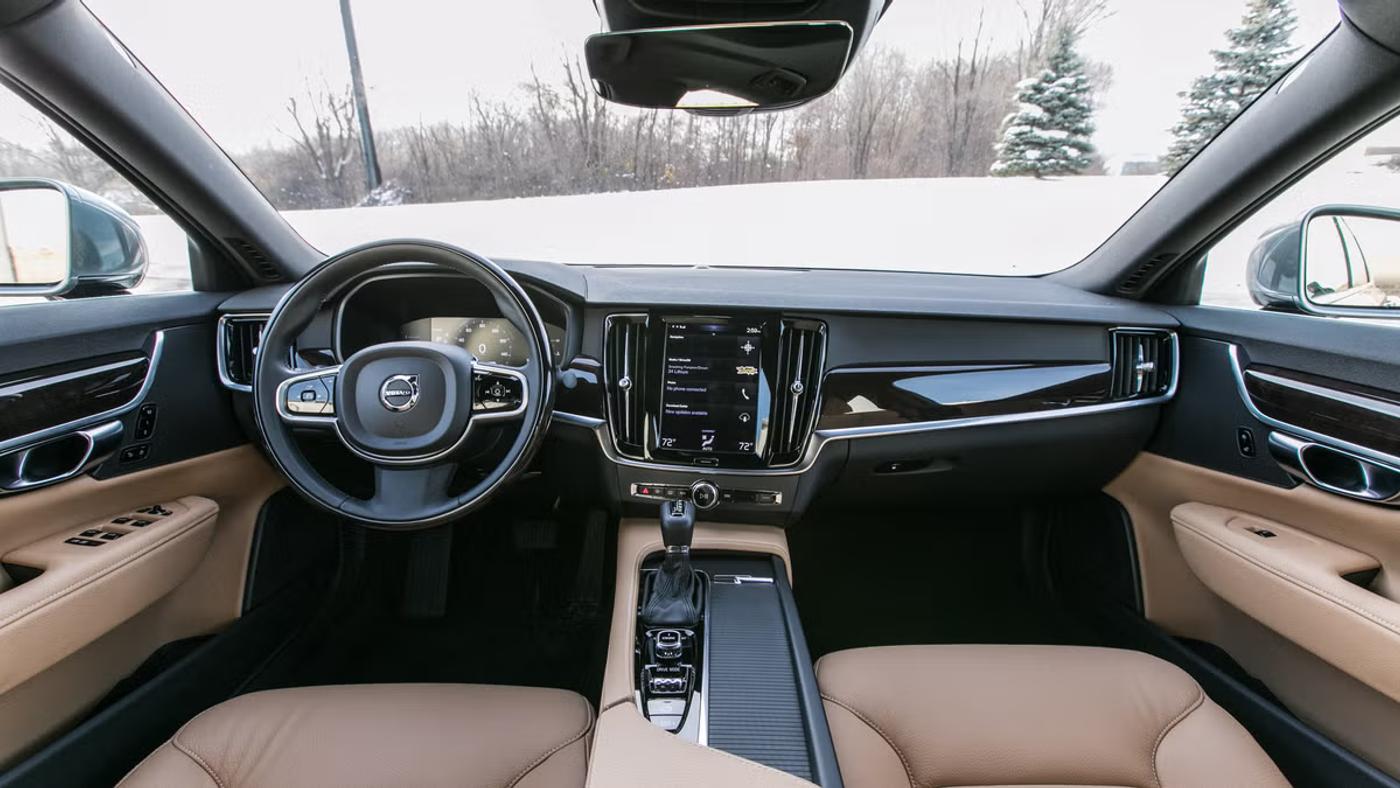 Volvo S90 — premium sedan, photo 2