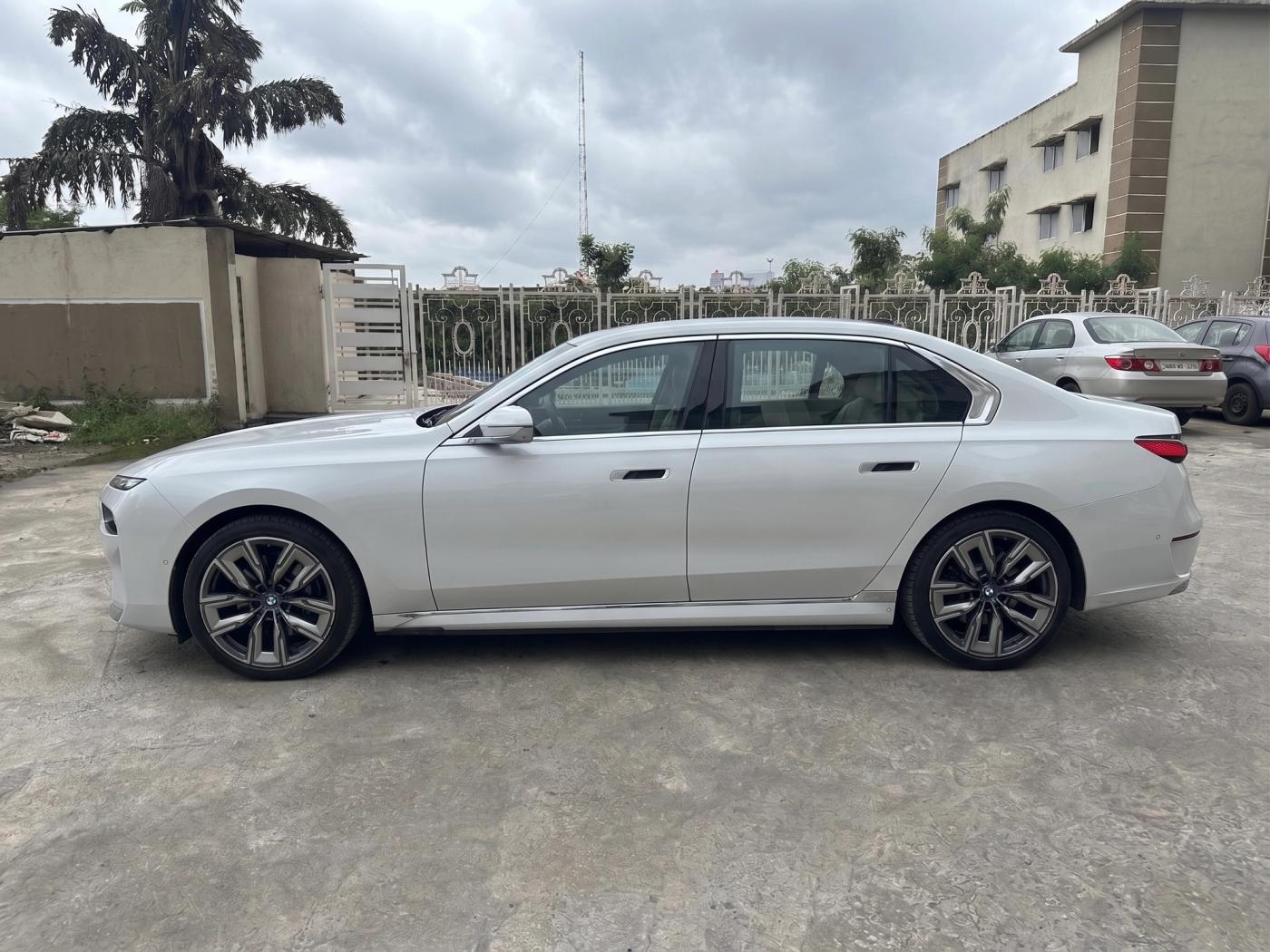 Bmw 7 Series i7 (G70) — luxury sedan, photo 2