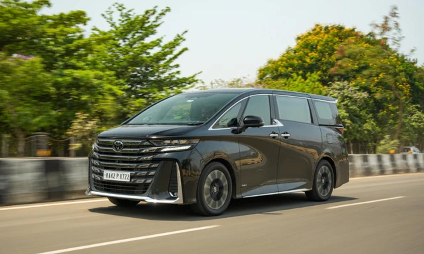 Toyota Vellfire VIP (2025) — luxury MPV, photo 3