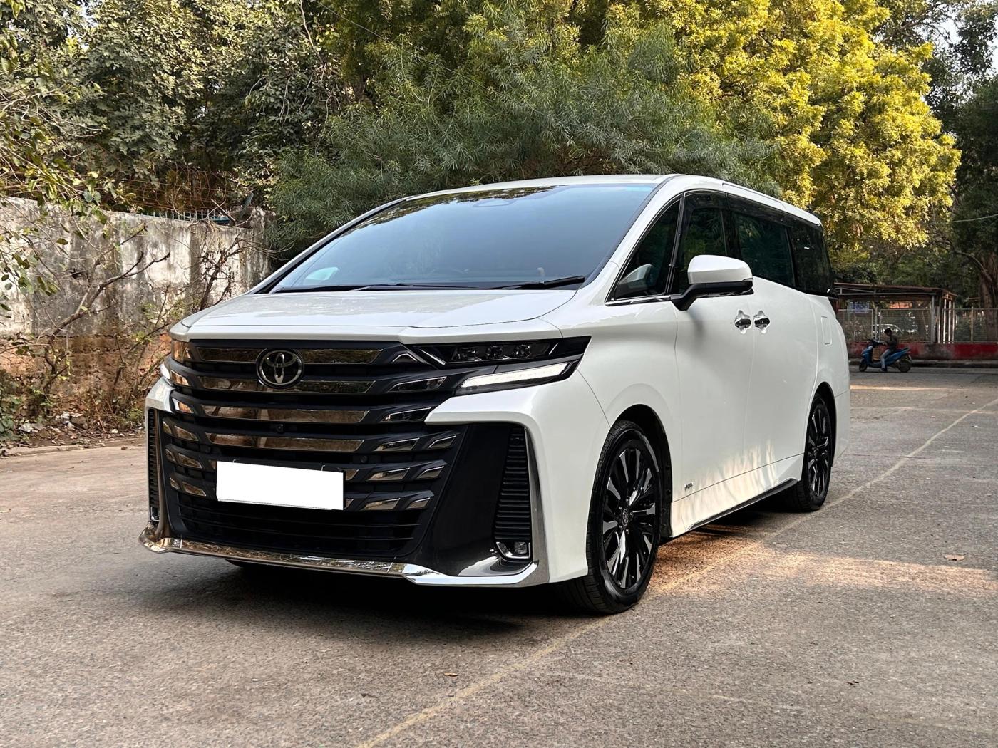 Toyota Vellfire VIP (2025) — luxury MPV, photo 2