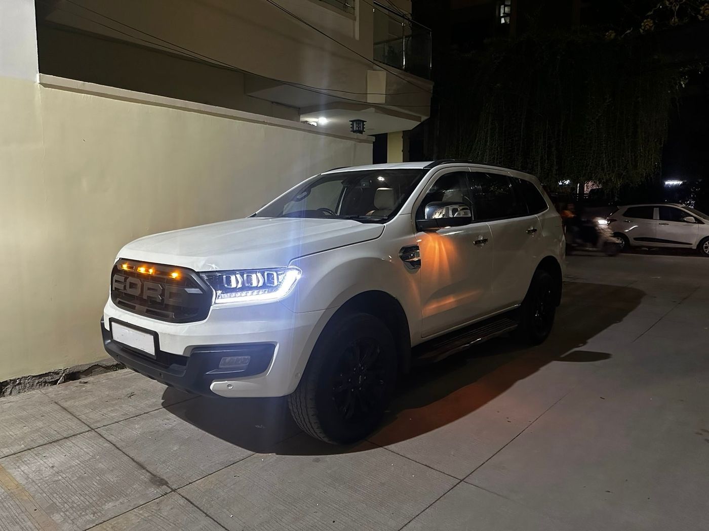 Ford Endeavour (AT) — premium SUV, photo 3