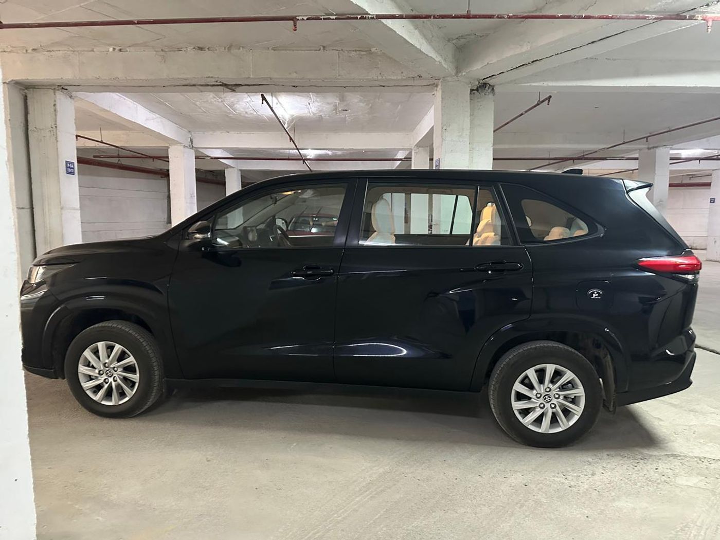 Toyota Innova Hycross (AT) — premium MPV, photo 3