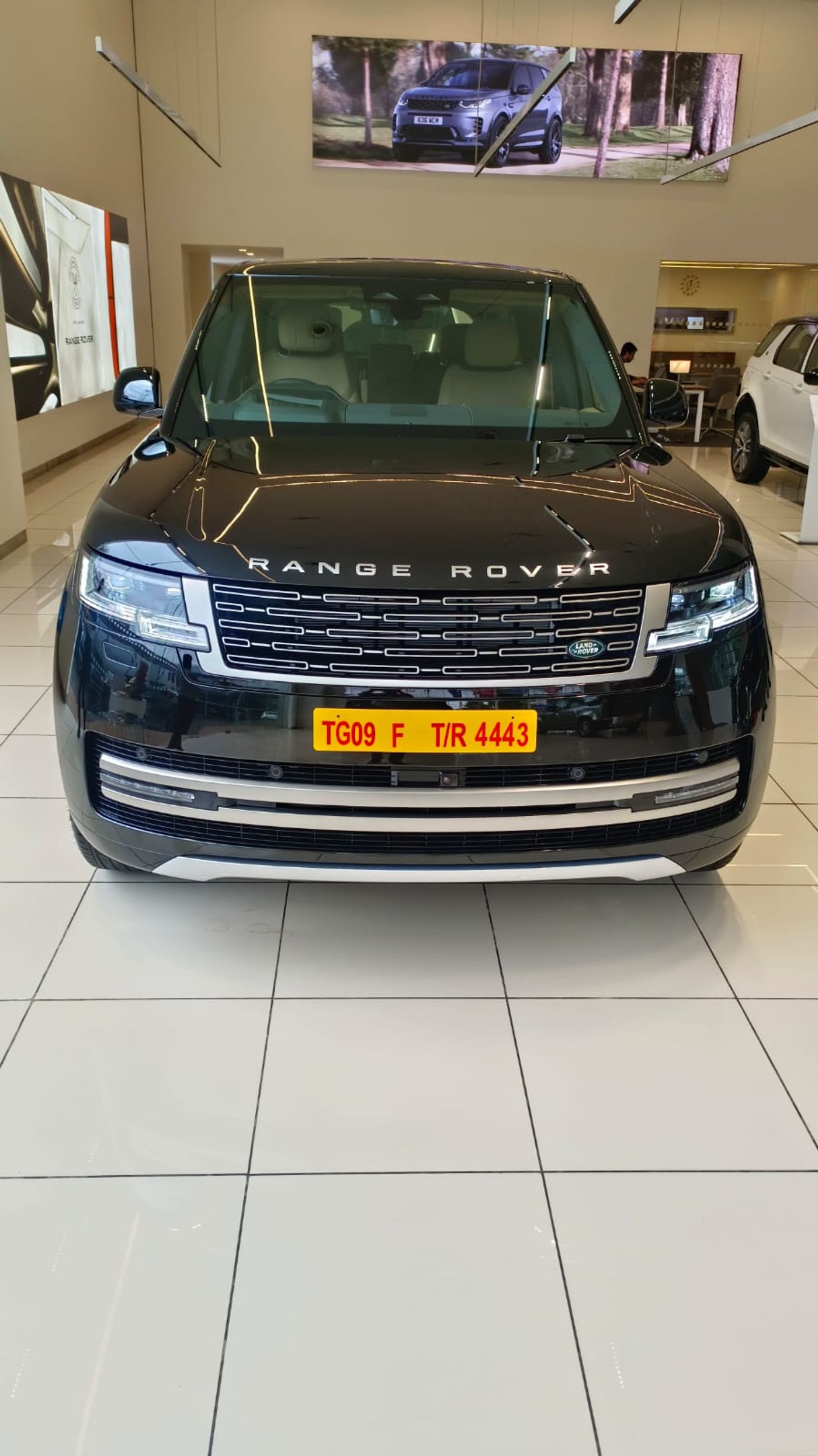 Range Rover Vogue (2025) — luxury SUV, photo 2