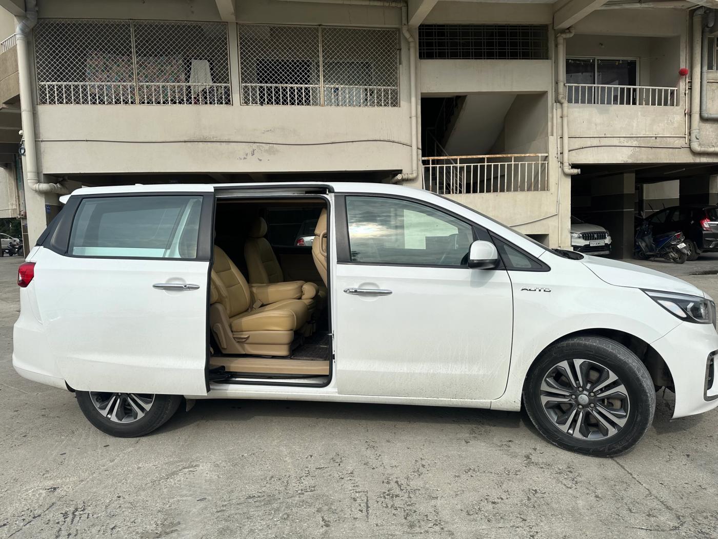 Kia Carnival (AT) — premium MPV, photo 2