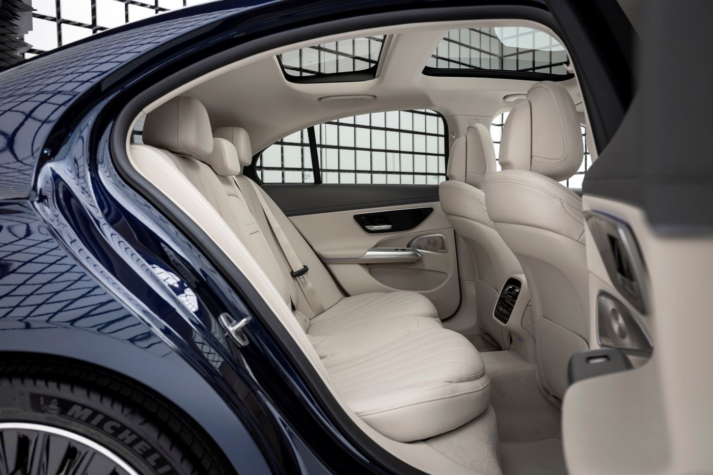 Mercedes-Benz E220 LWB (W214) — luxury sedan, photo 3