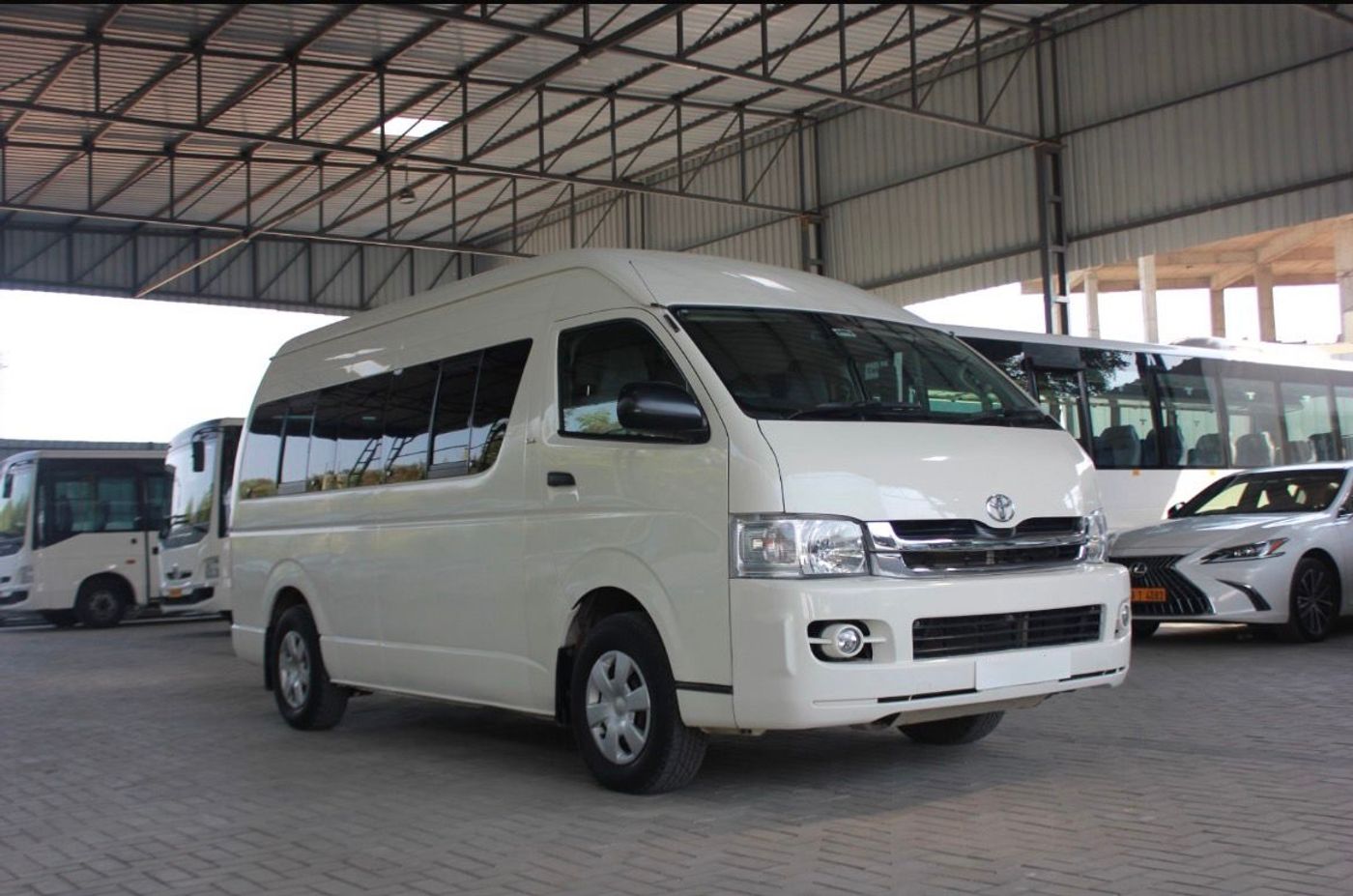 Toyota Hiace 10STR — luxury van, photo 2