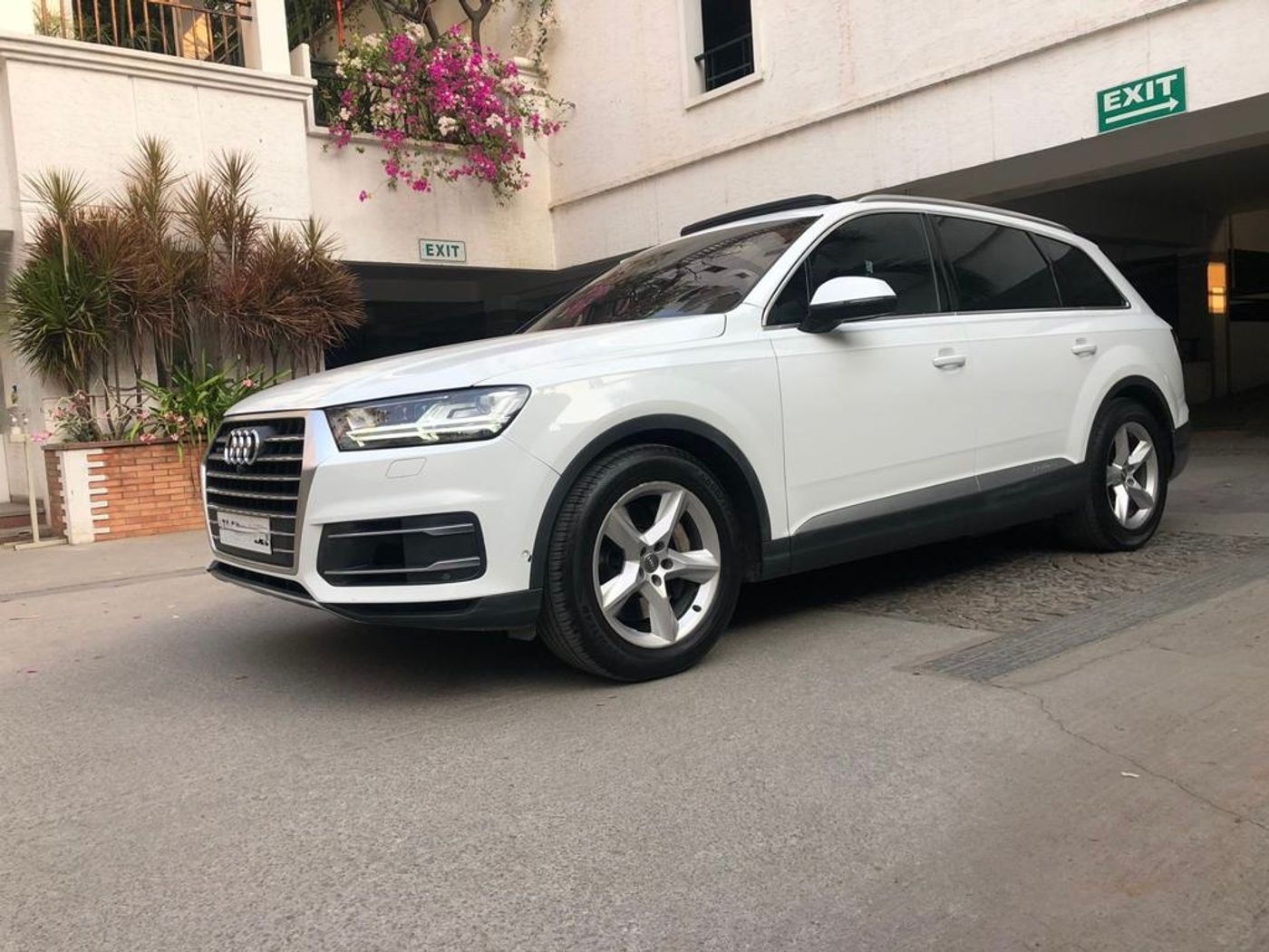 Audi Q7  — luxury SUV, photo 3