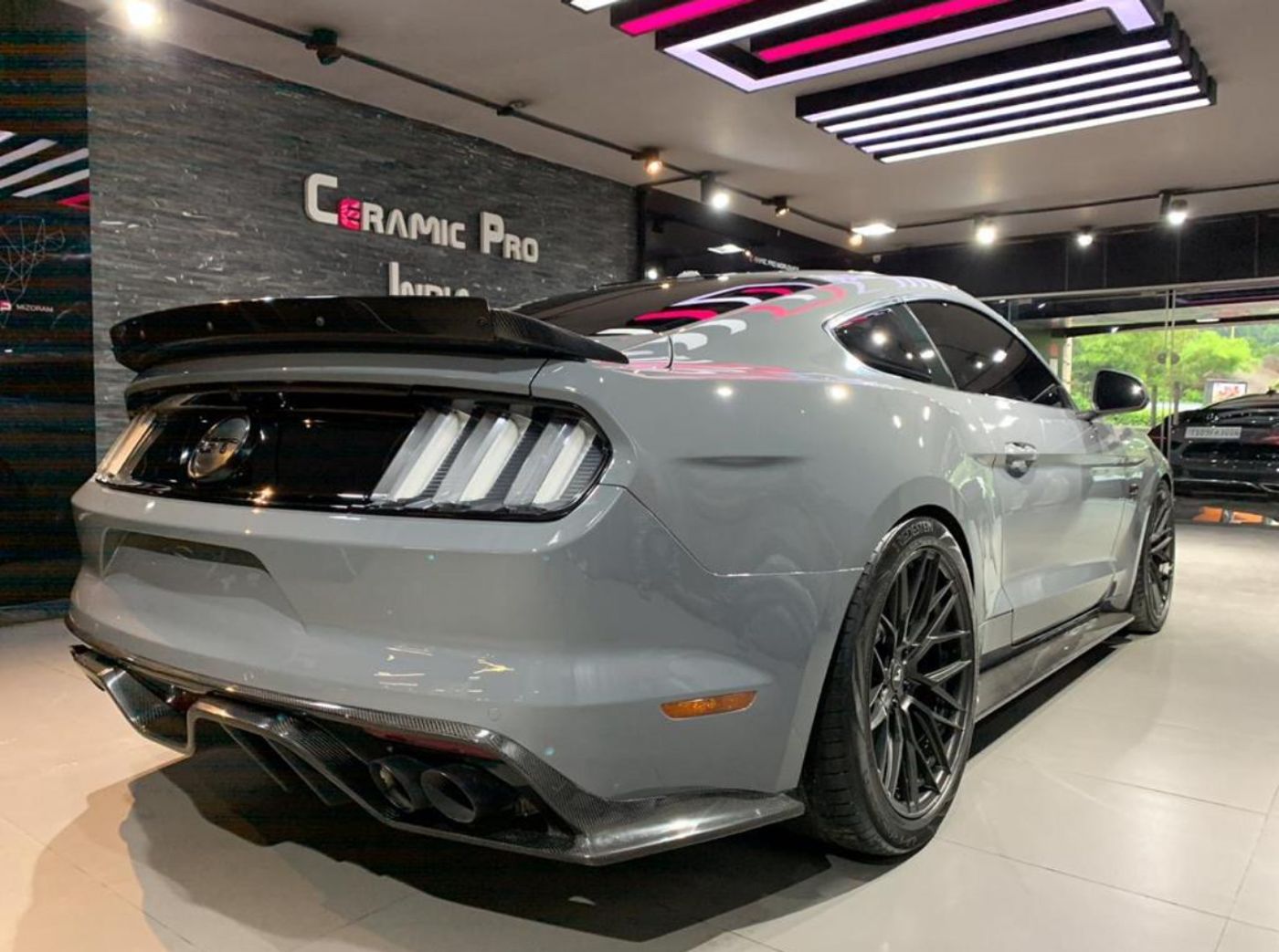 Ford Mustang 5.0 V8 — sports sports car, photo 3
