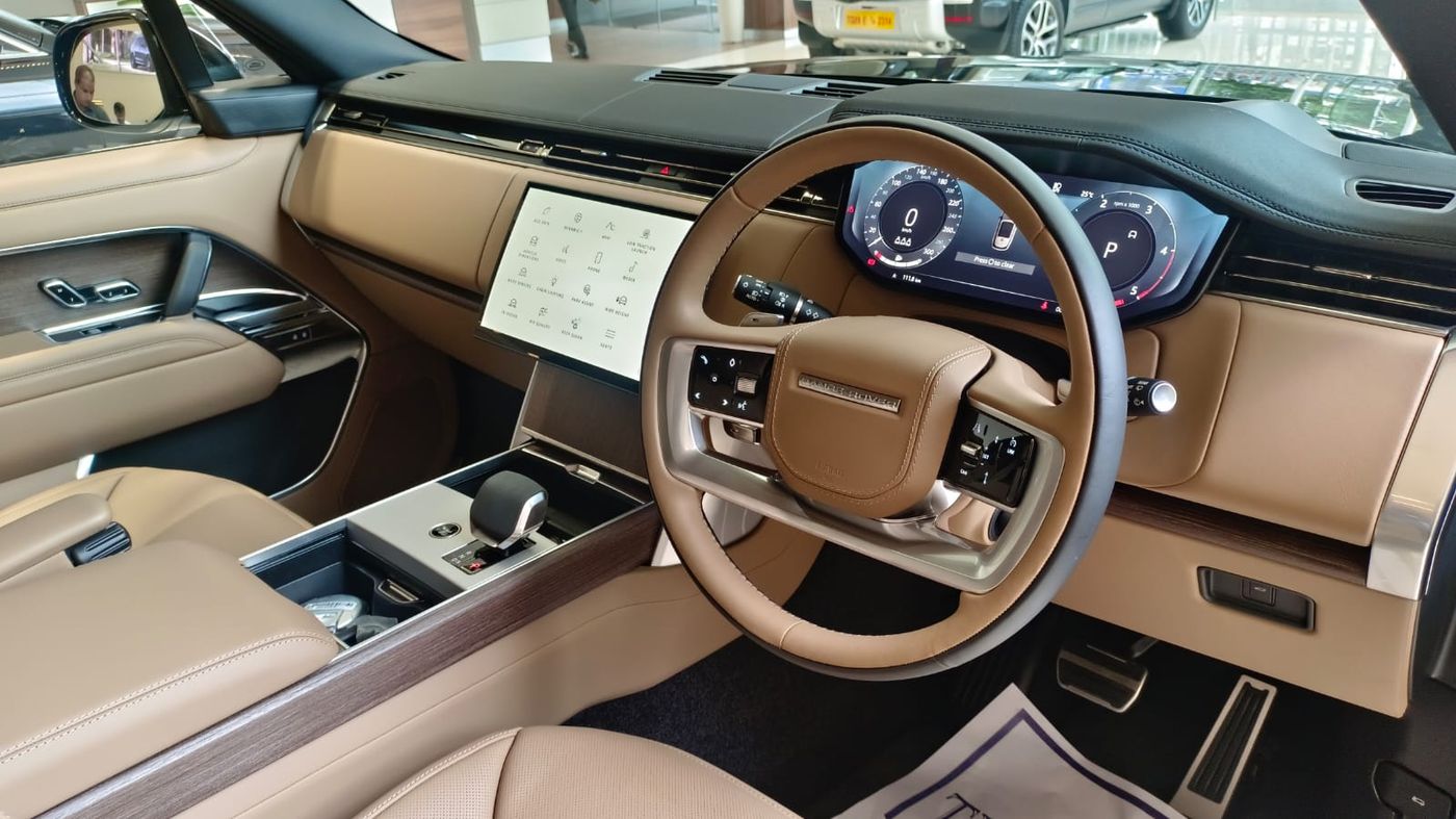 Range Rover Vogue (2025) — luxury SUV, photo 3