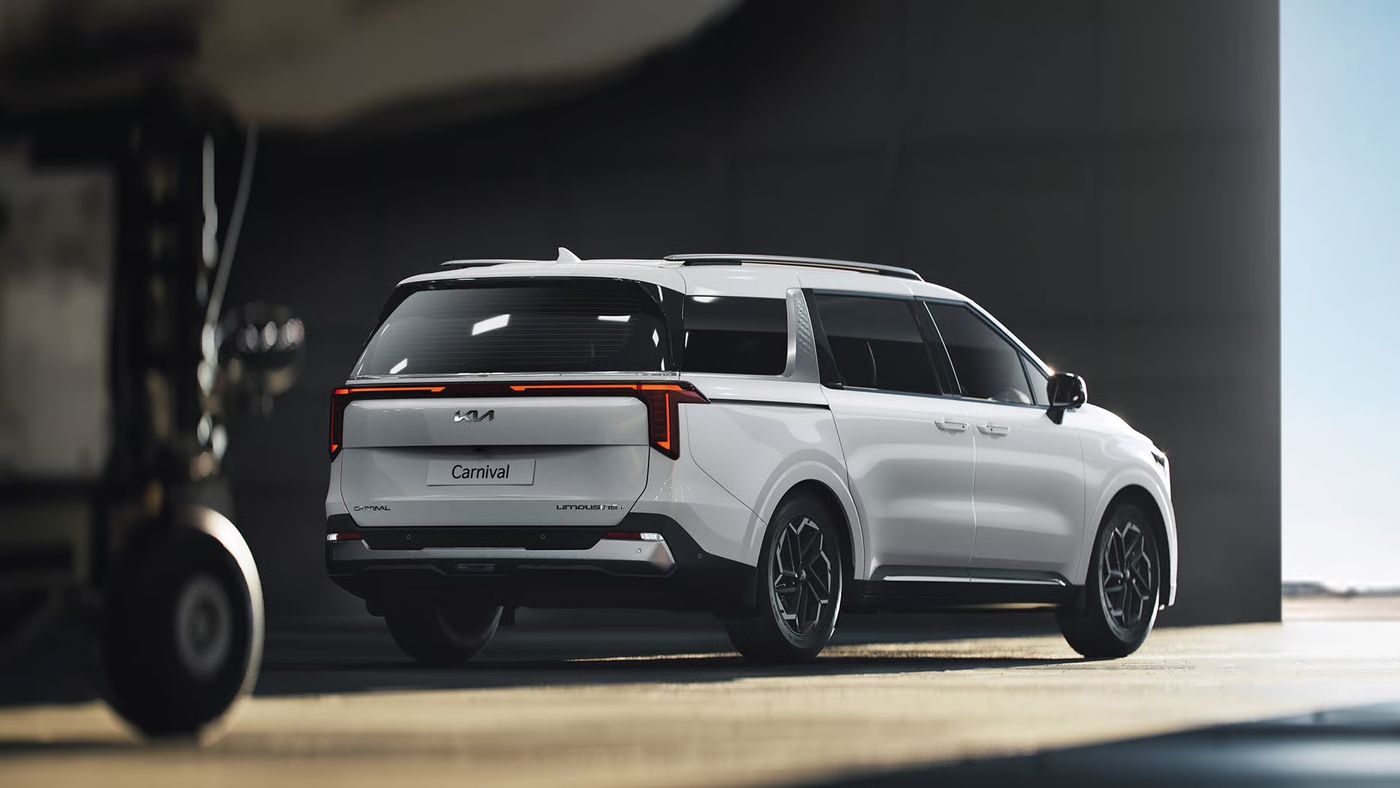 Kia Carnival Plus (AT) — premium MPV, photo 3