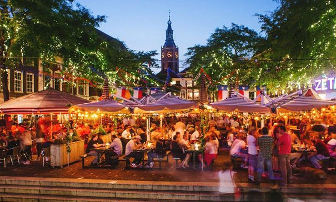 Photo of Grote Markt The Hague, Grote Markt, 2511 BG The Hague, BeterBoompje pick-up; rent/pick up a sustainable Christmas tree with a root ball, city square.