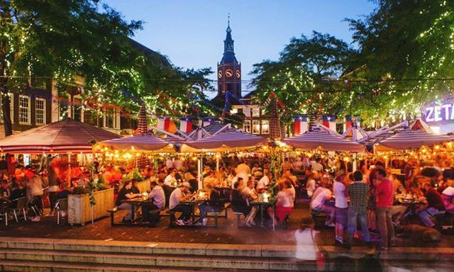 Photo of Grote Markt The Hague, Grote Markt, 2511 BG The Hague, BeterBoompje pick-up; rent/pick up a sustainable Christmas tree with a root ball, city square.