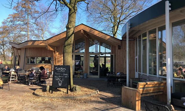 Foto van Kinderboerderij Wolfslaar, Wolfslaardreef 95, 4834 SN Breda, BeterBoompje pick-up; duurzame kerstboom met kluit huren/adopteren, kindvriendelijke locatie.