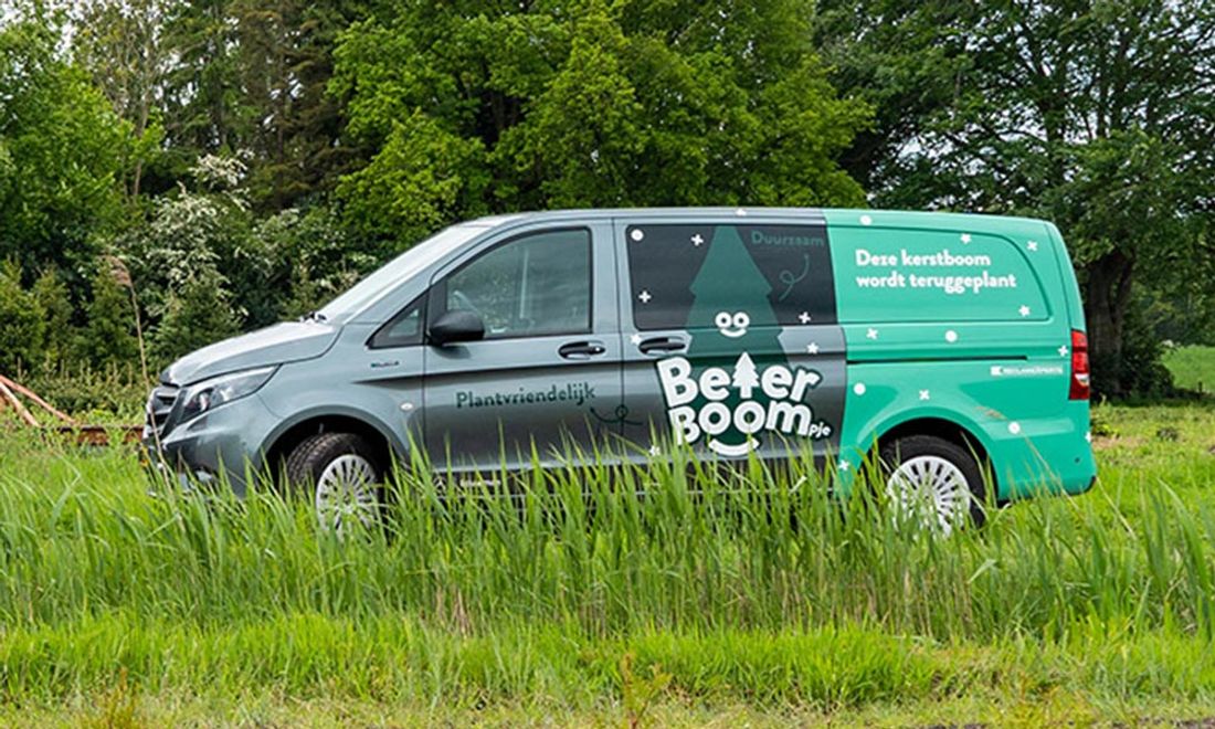 Beeld van BeterBoompje bezorging, duurzame kerstboom met kluit aan huis geleverd in heel Nederland; groen alternatief voor wegwerpkerstbomen, landelijke service.