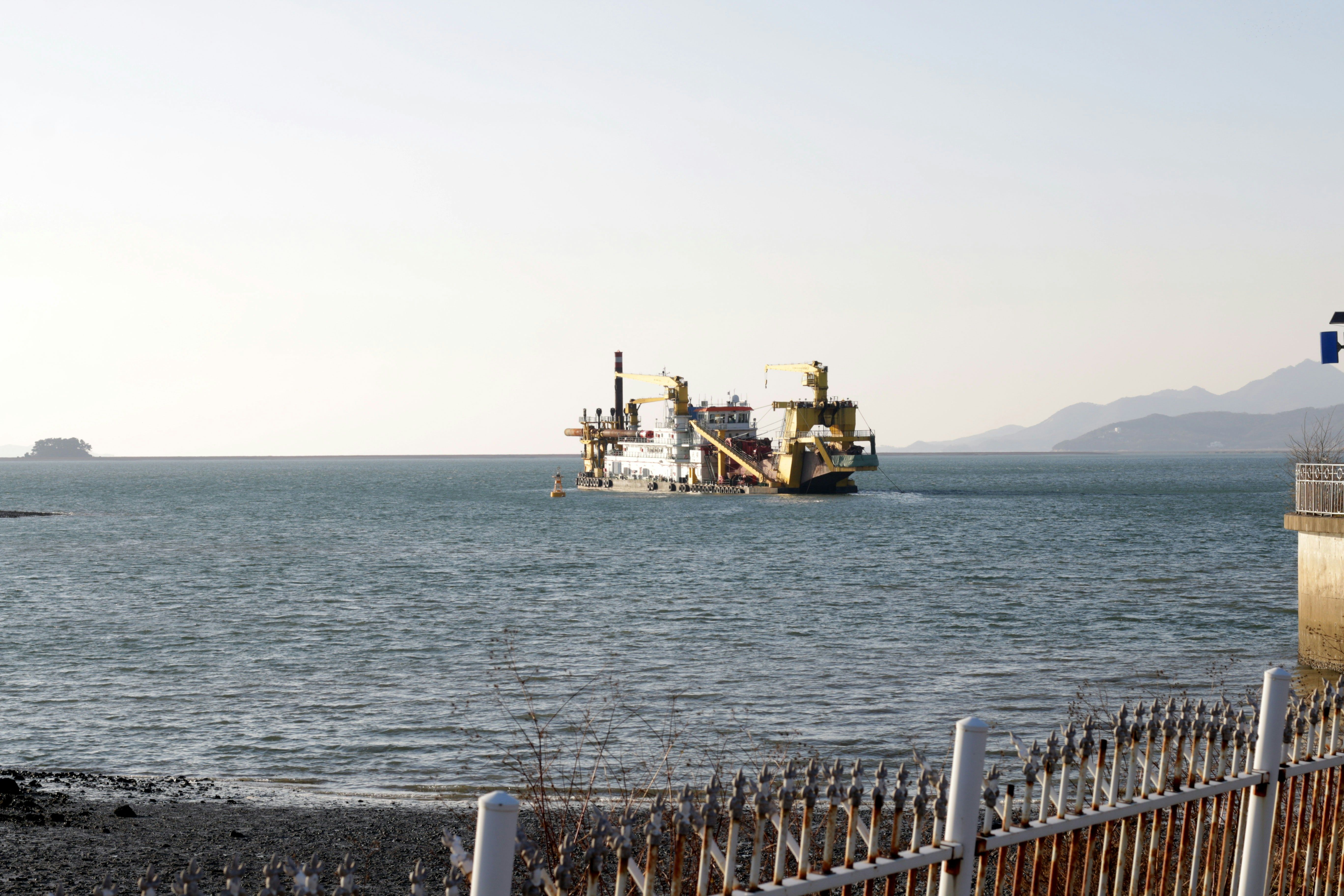picture of a seismic survey vessel