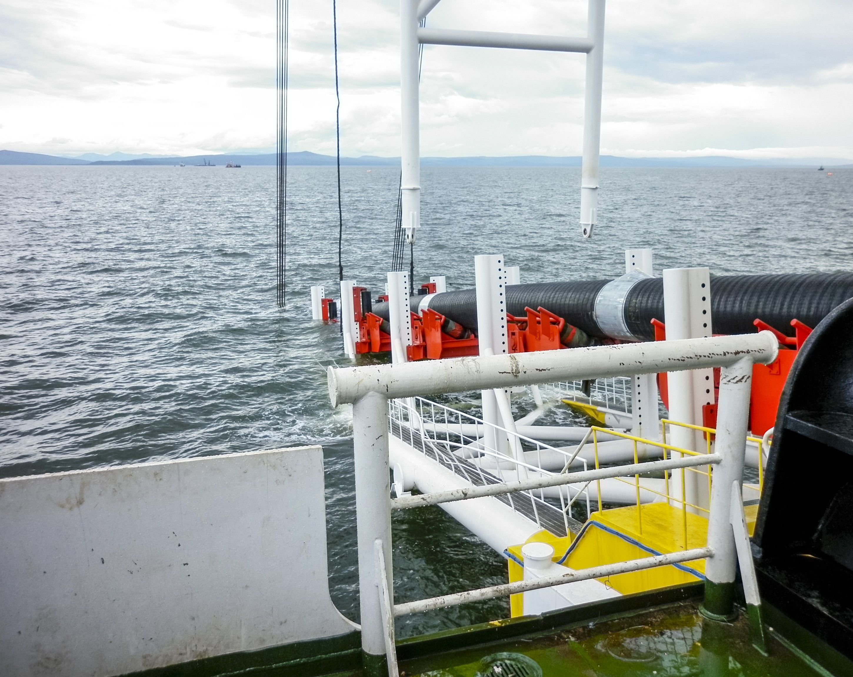 picture of a pipe laying vessel