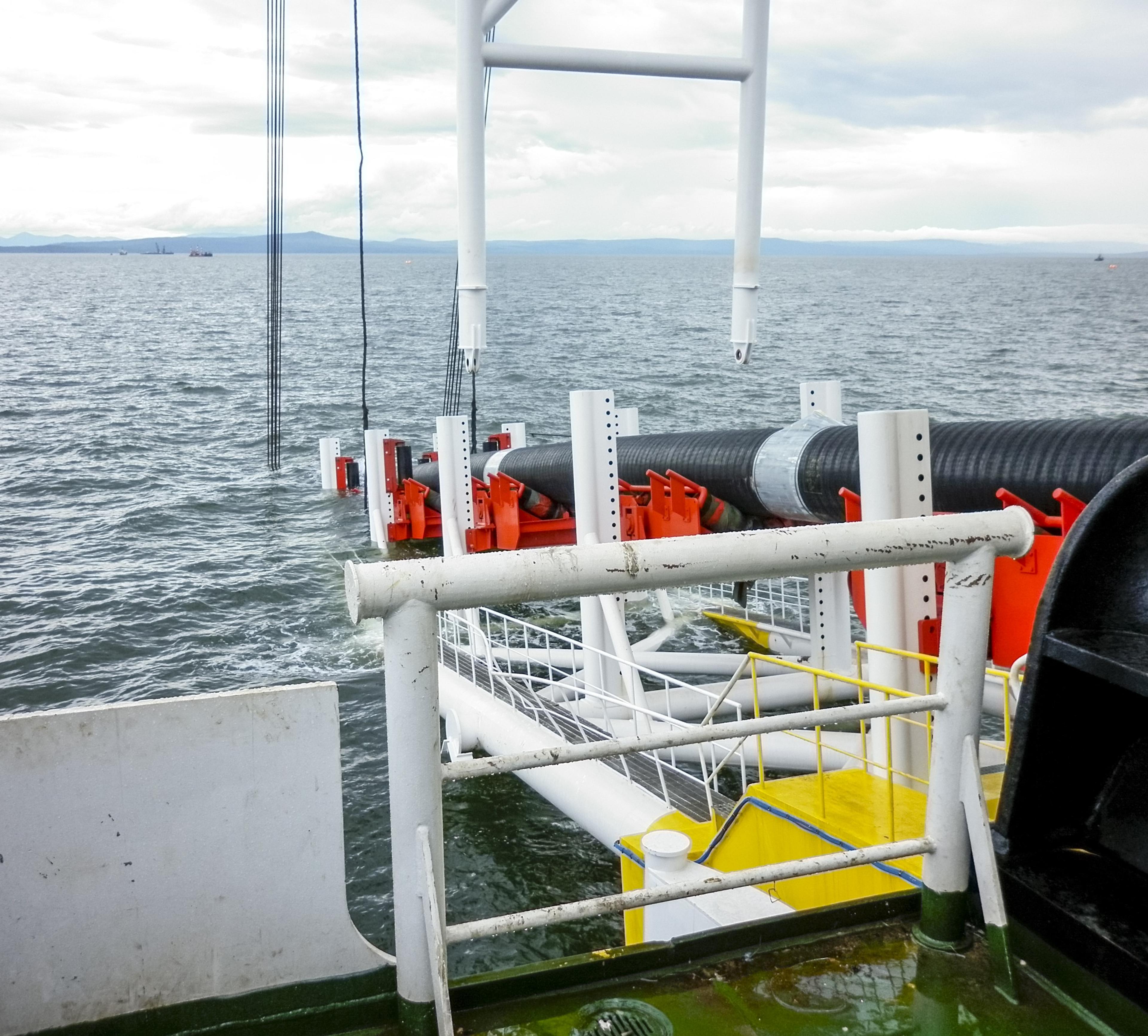 picture of a pipe laying vessel