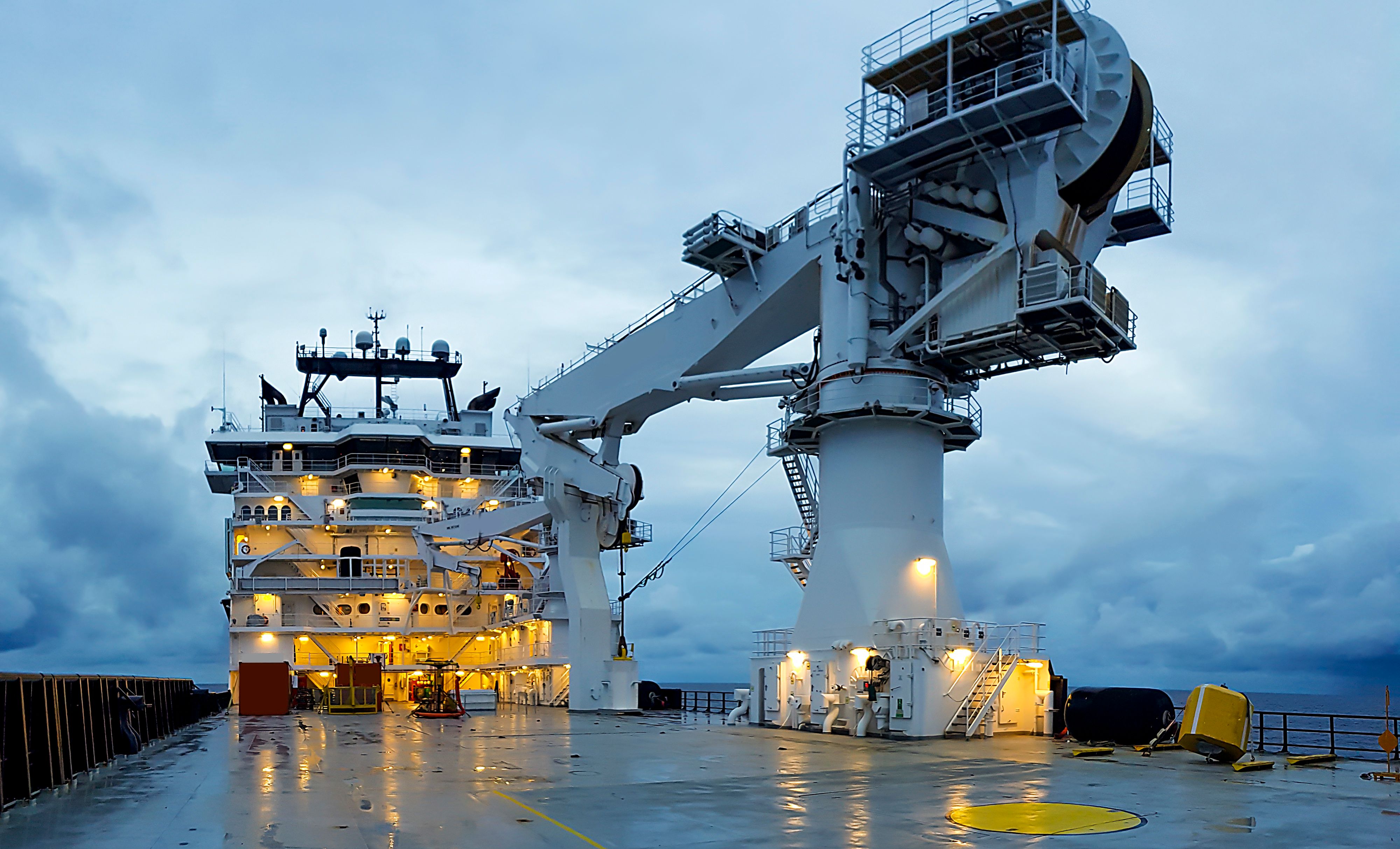 picture of an offshore crane and LARS system