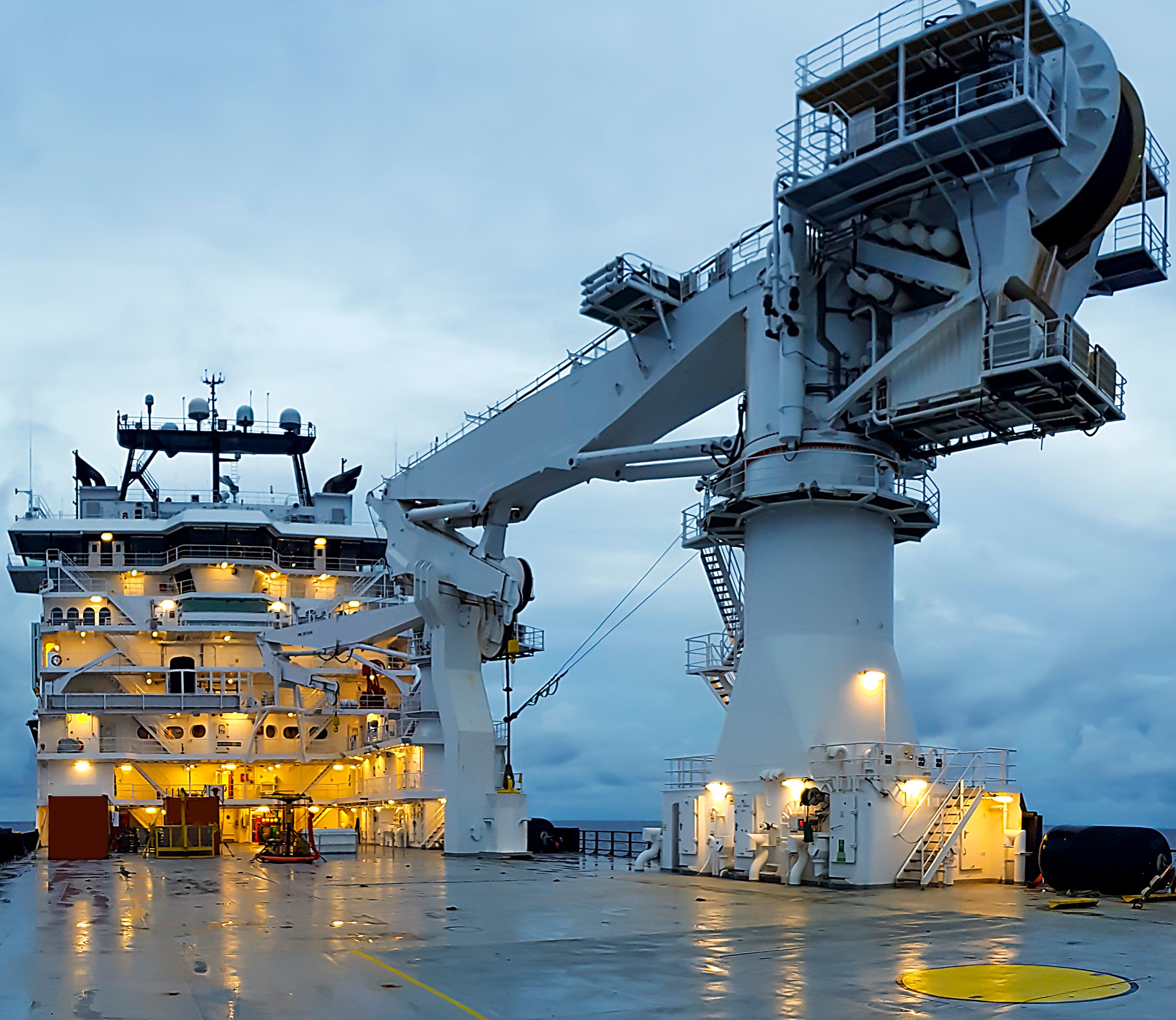 picture of an offshore crane and LARS system