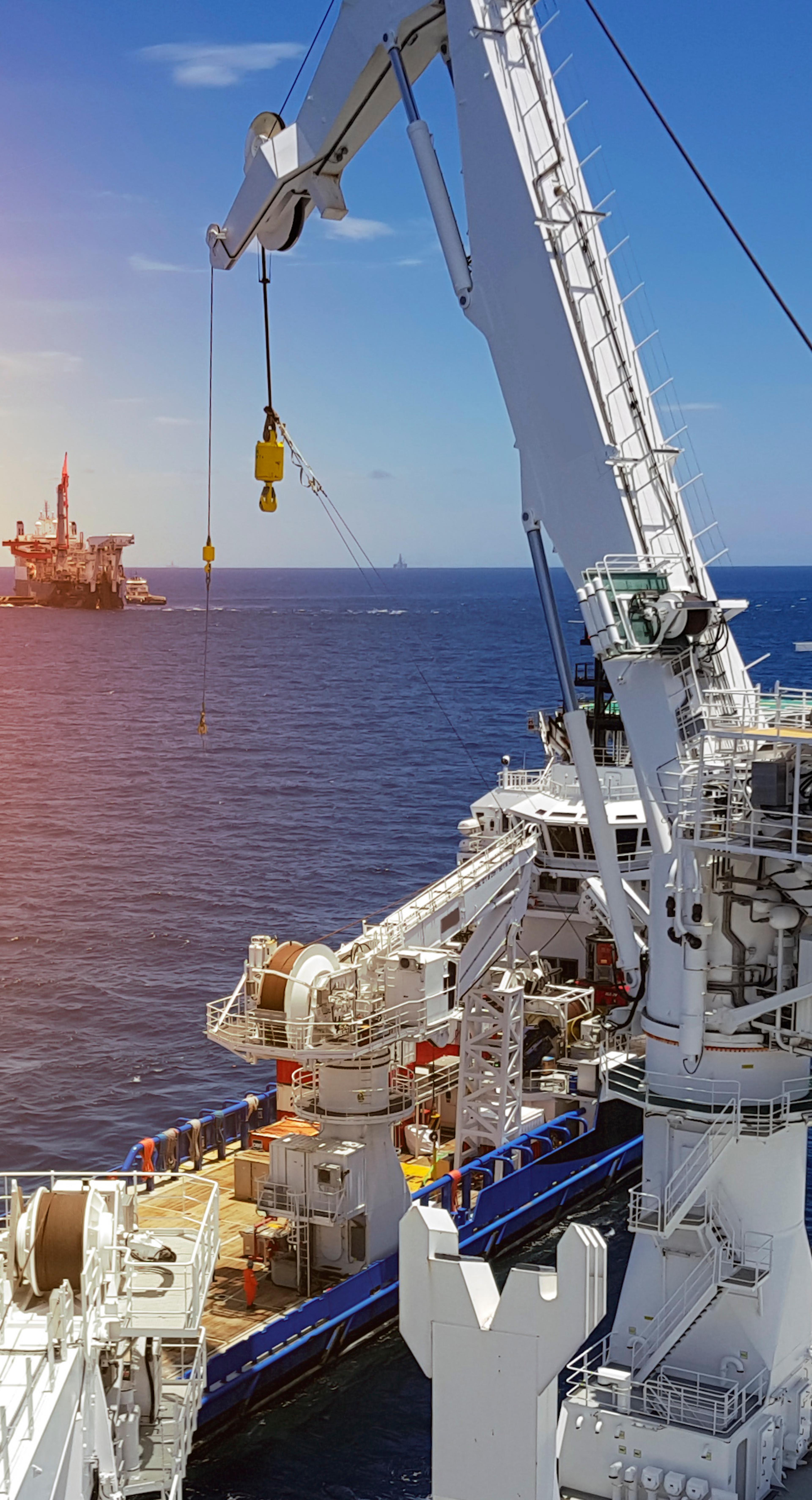picture of an active heave compensated offshore crane