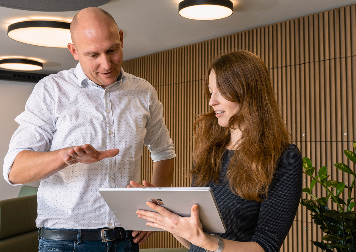 Ein Mann und eine Frau über einem Tablet