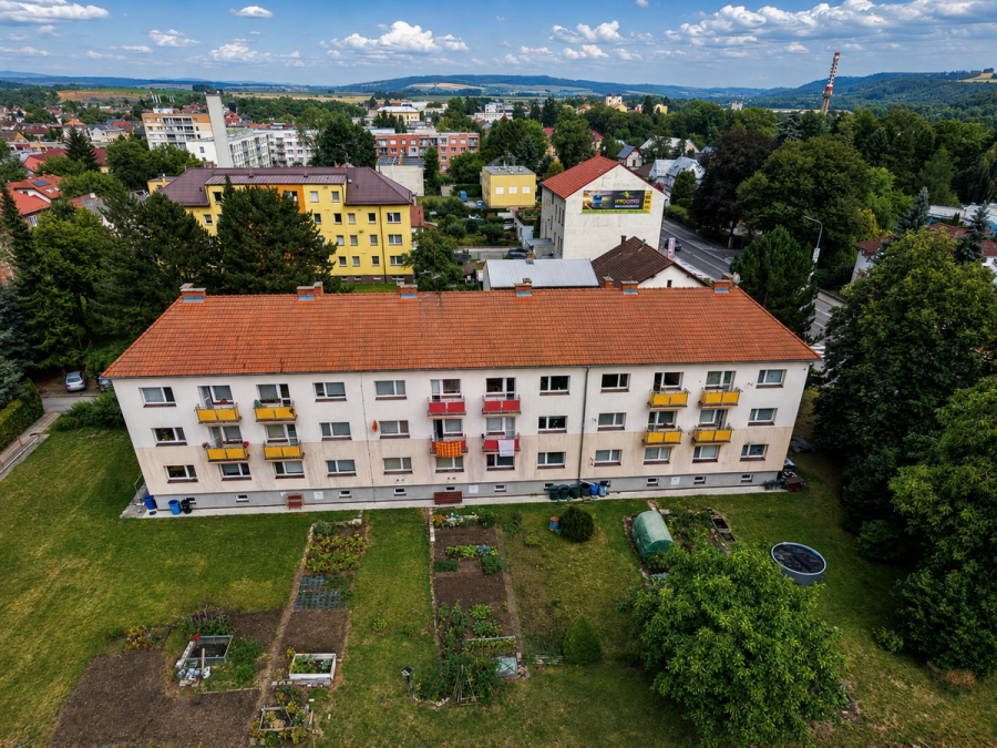 PRONÁJEM BYTU 2+1 S BALKONEM A ZAHRÁDKOU, 56 m² – SEIFERTOVA, KOSTELEC NAD ORLICÍ