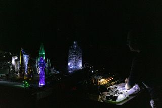Das Bild zeigt eine Lichtperformance