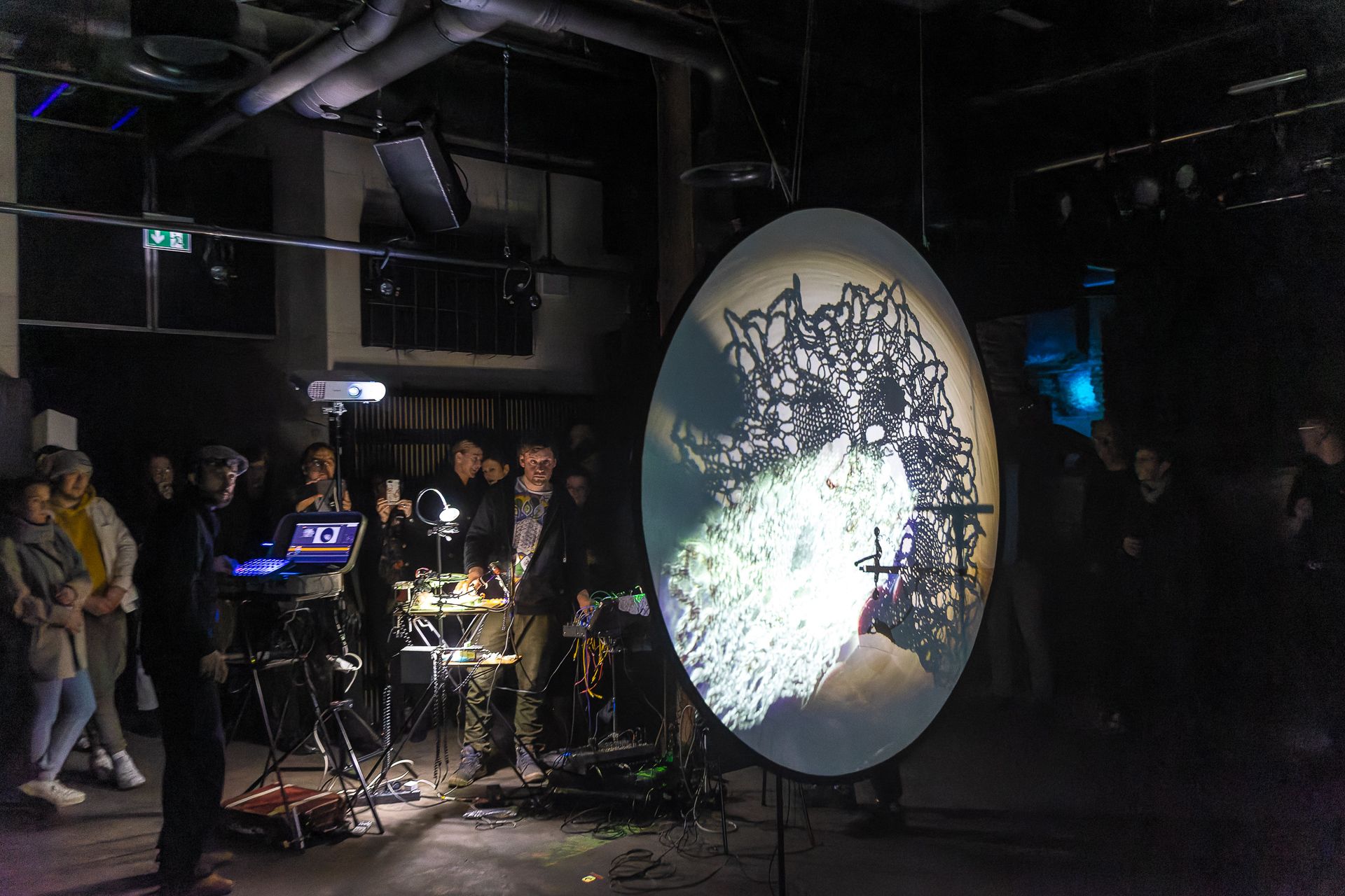 Lichtprojektion auf eine runde Leinwand