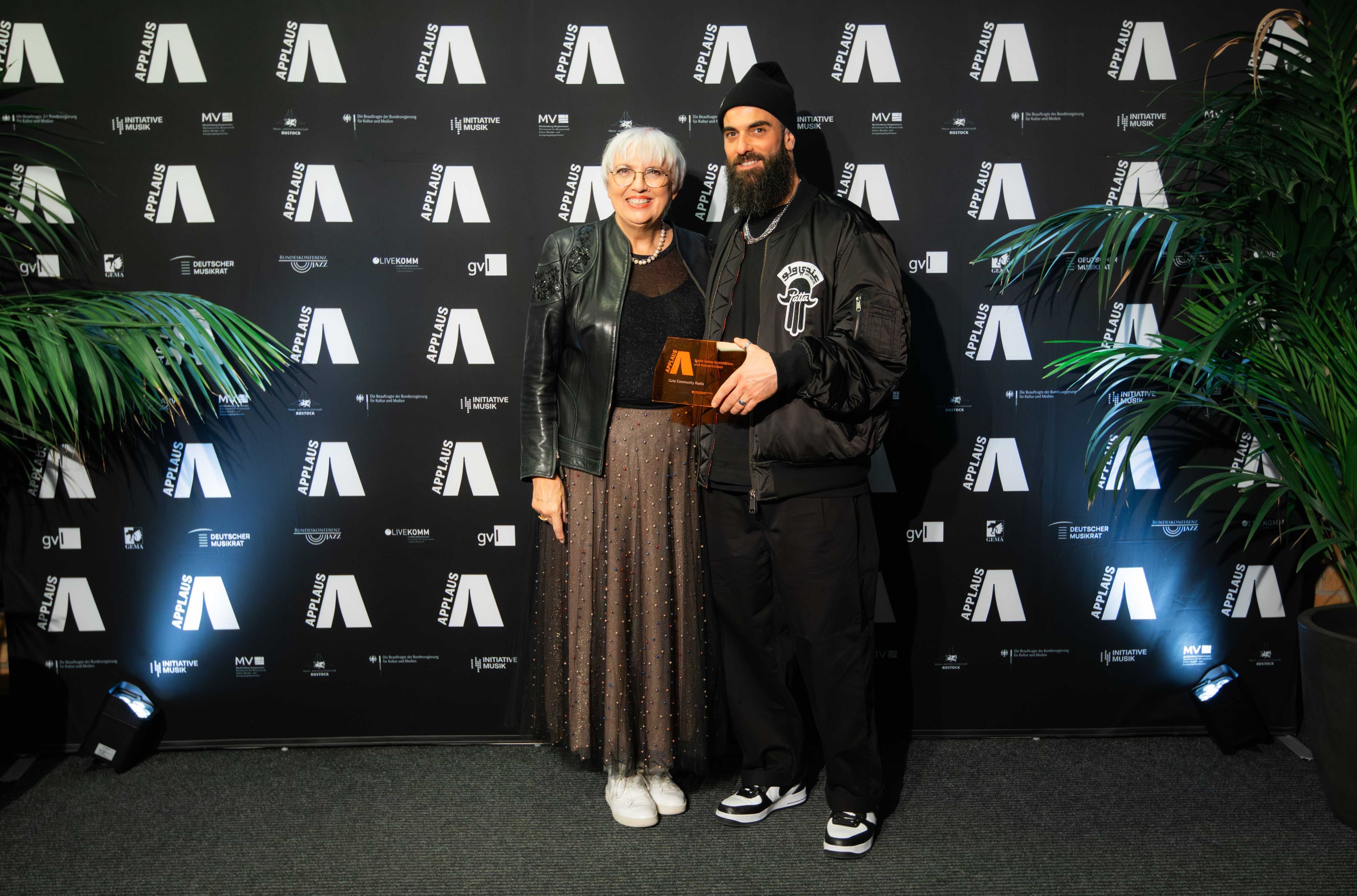 Das Bild zeigt Guy und Dermosessian und Claudia Roth bei der APPLAUS_Award Preisverleihung.