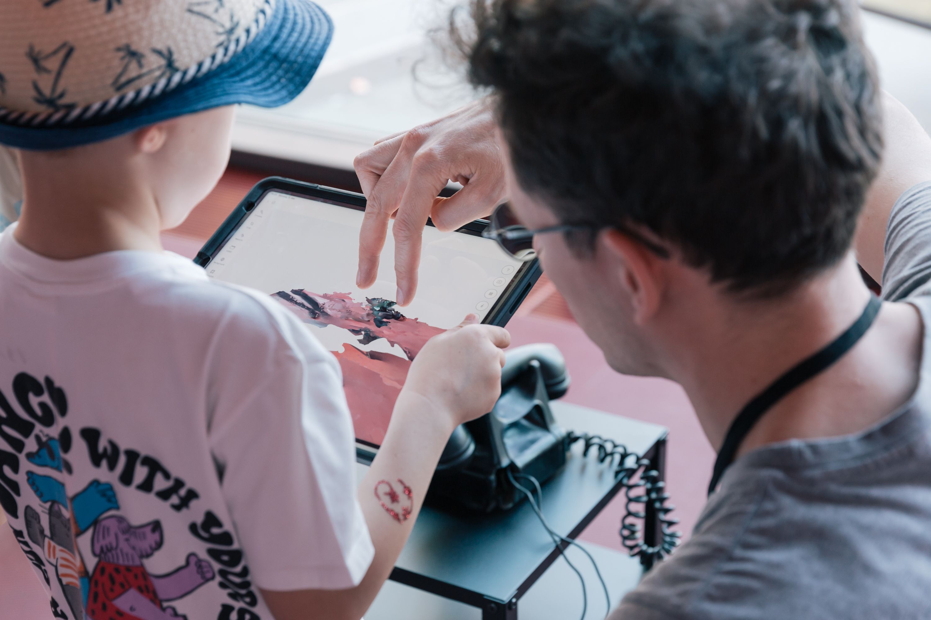 Mann zeigt Kind etwas