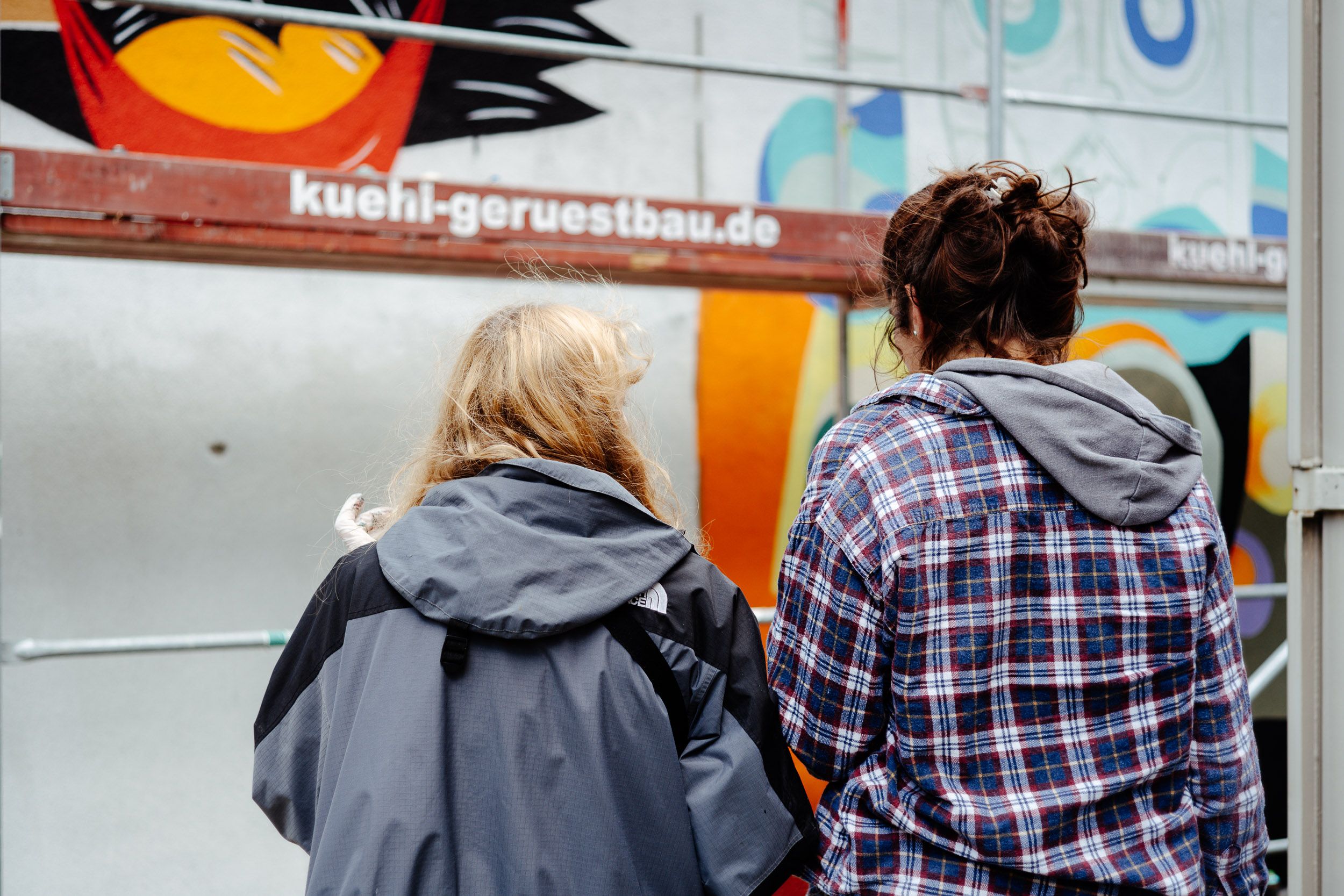 Zwei Personen for einem Graffiti.