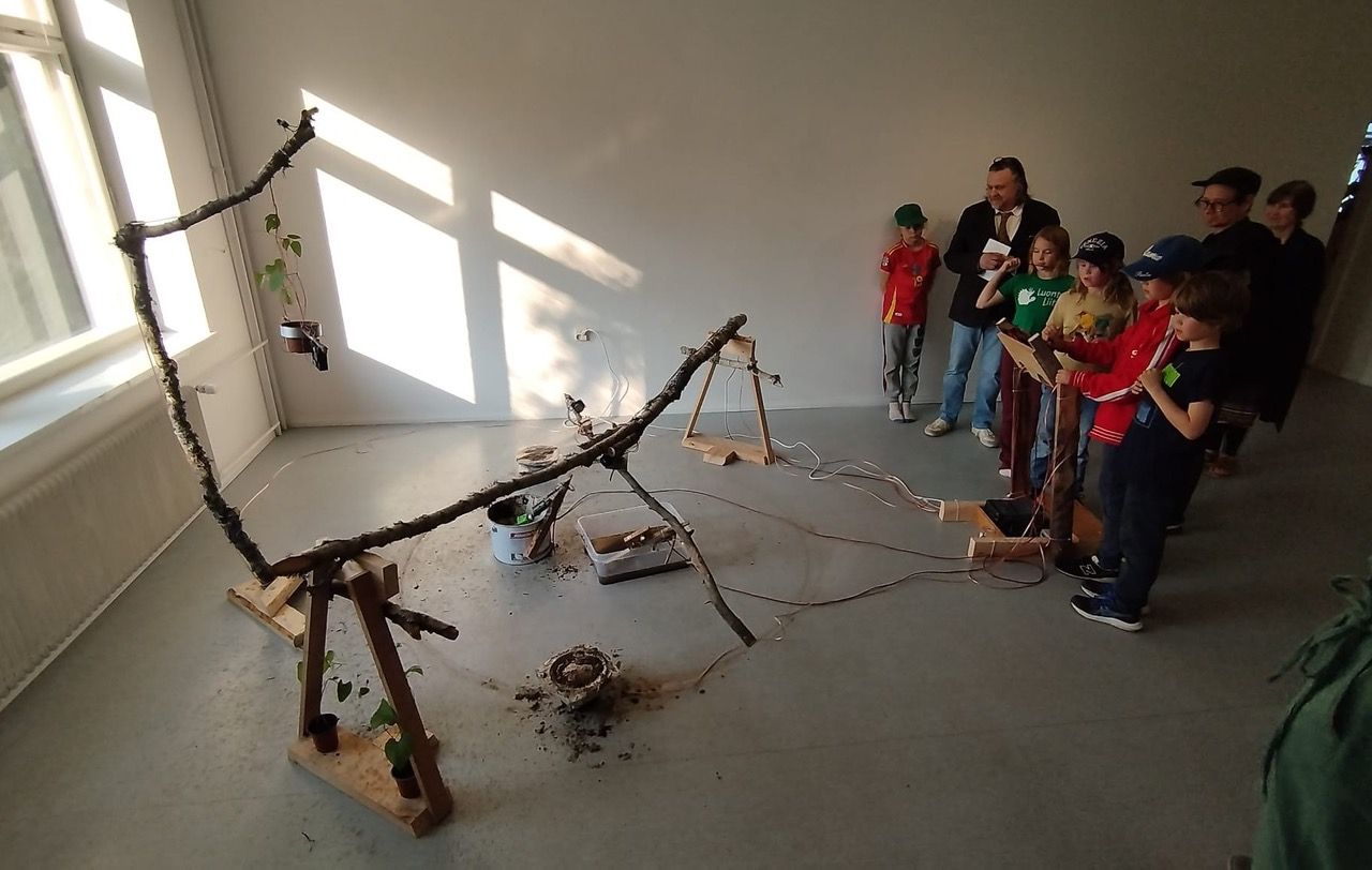Foto zeigt eine Gruppe von Kindern, die eine Installation anschauen