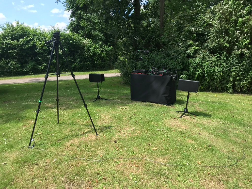 Das Bild zeigt das aufgebaute Soundsystem im Park.