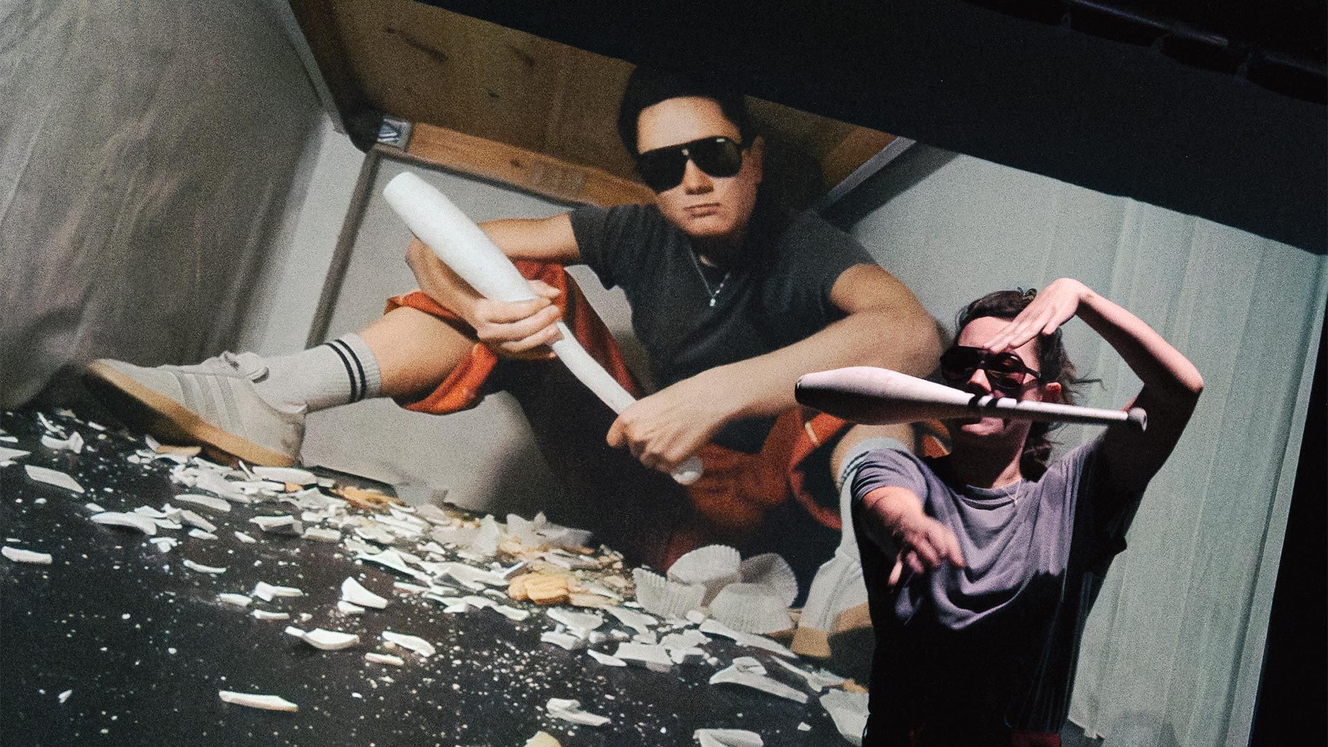 Person mit Jonglage Keulen in der Hands