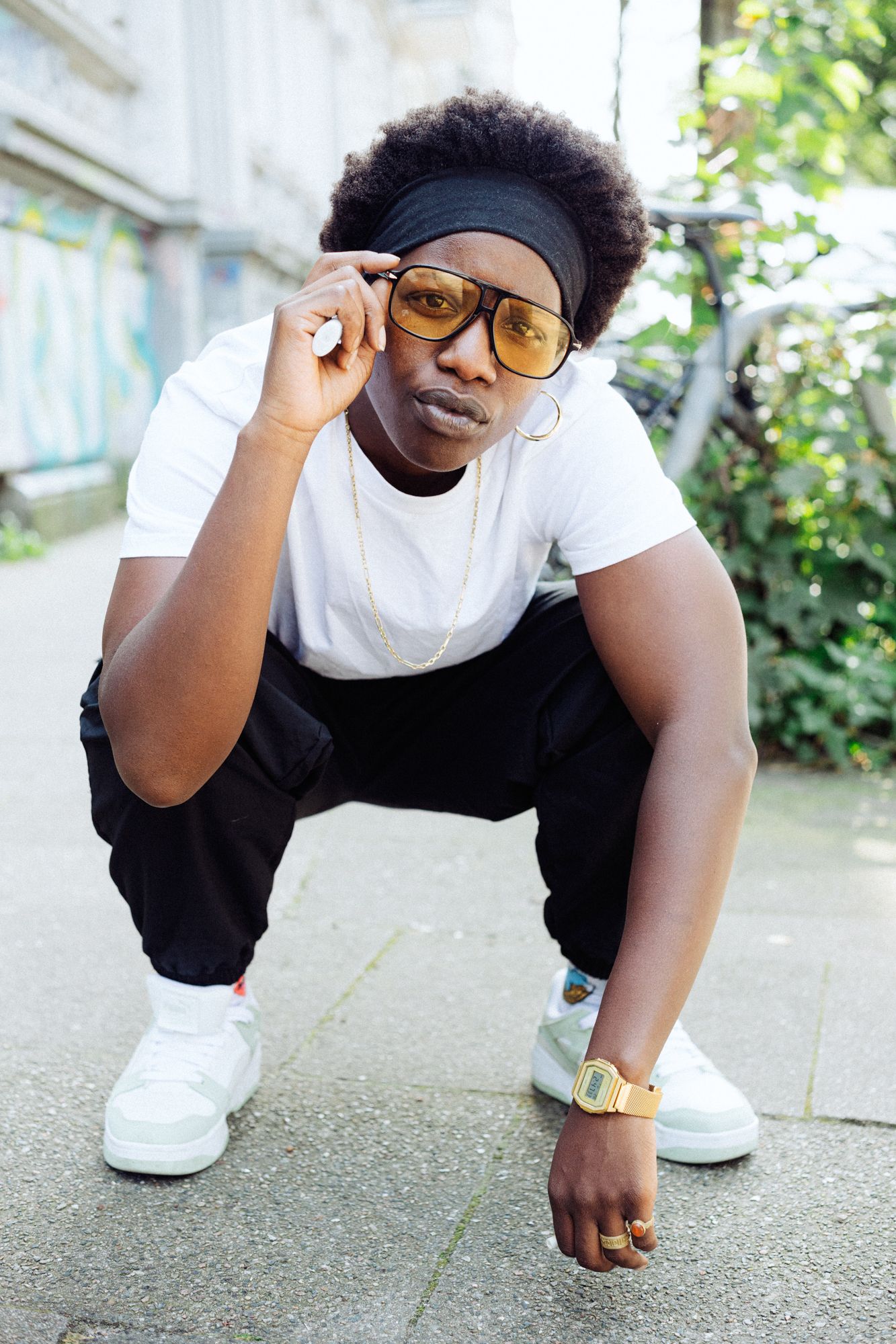 Person, die auf dem Boden kniet und in die Kamera sieht